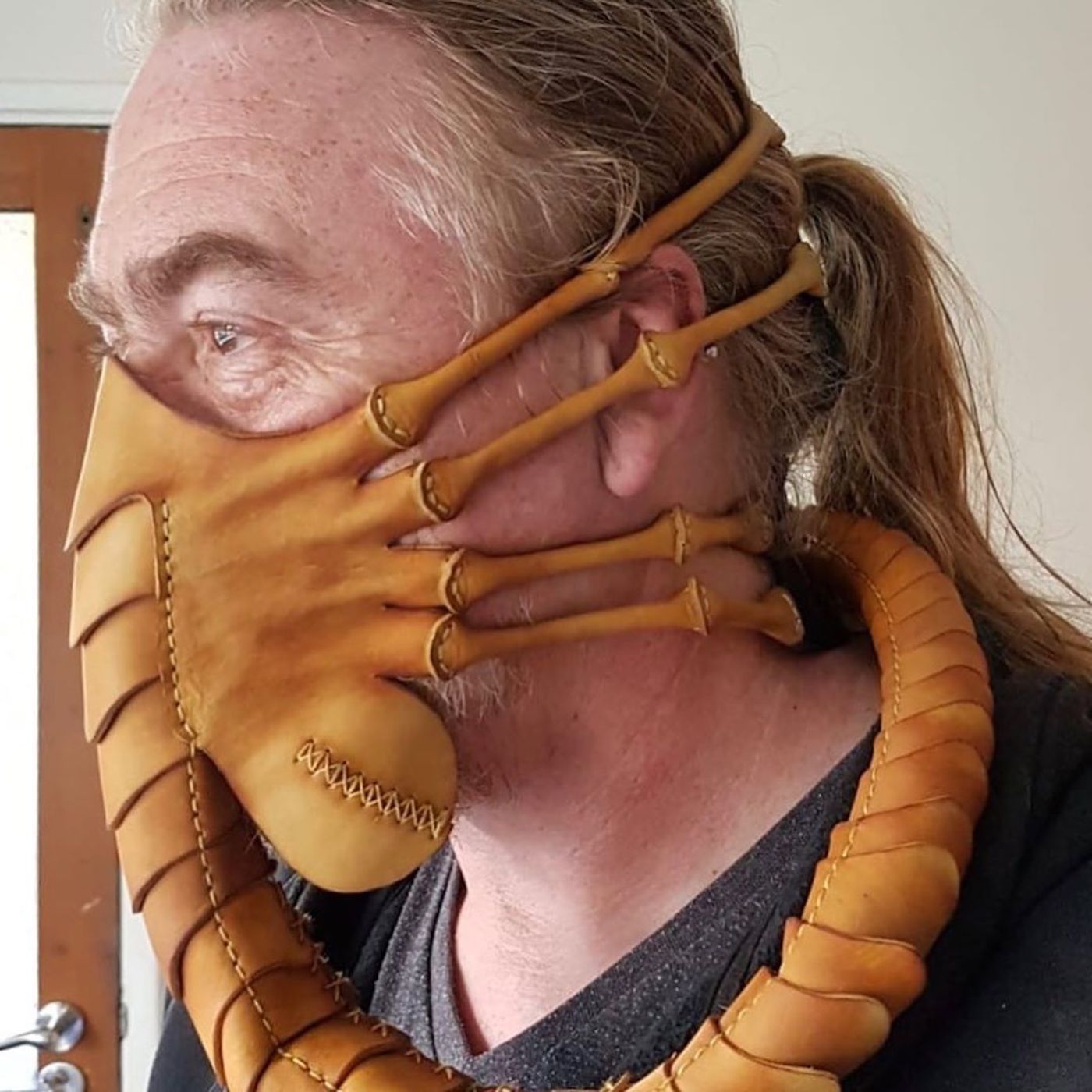 Cet artisan s'est fabriqué un masque de protection en cuir façon Alien