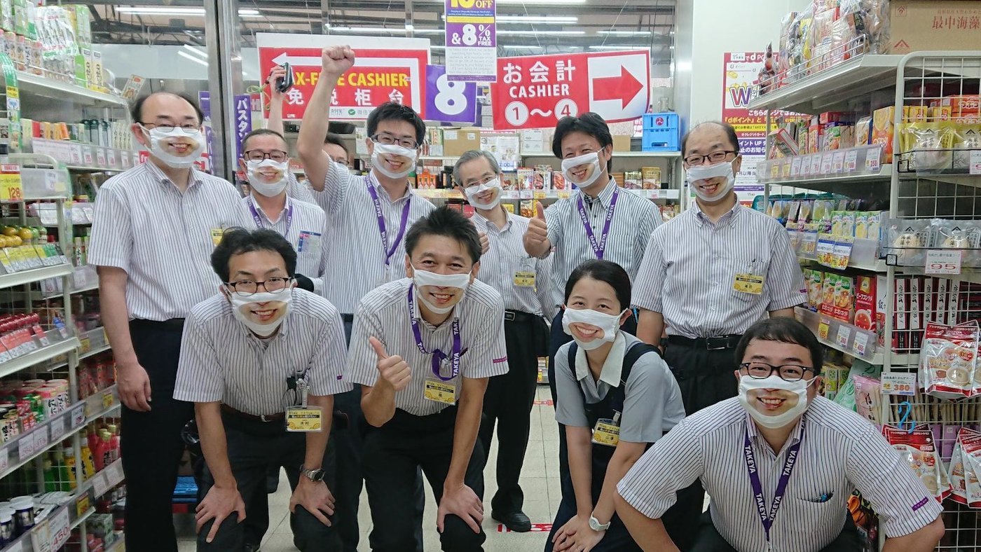 Au Japon, les employés de ce magasin portent un "masque sourire" pour être plus sympathique