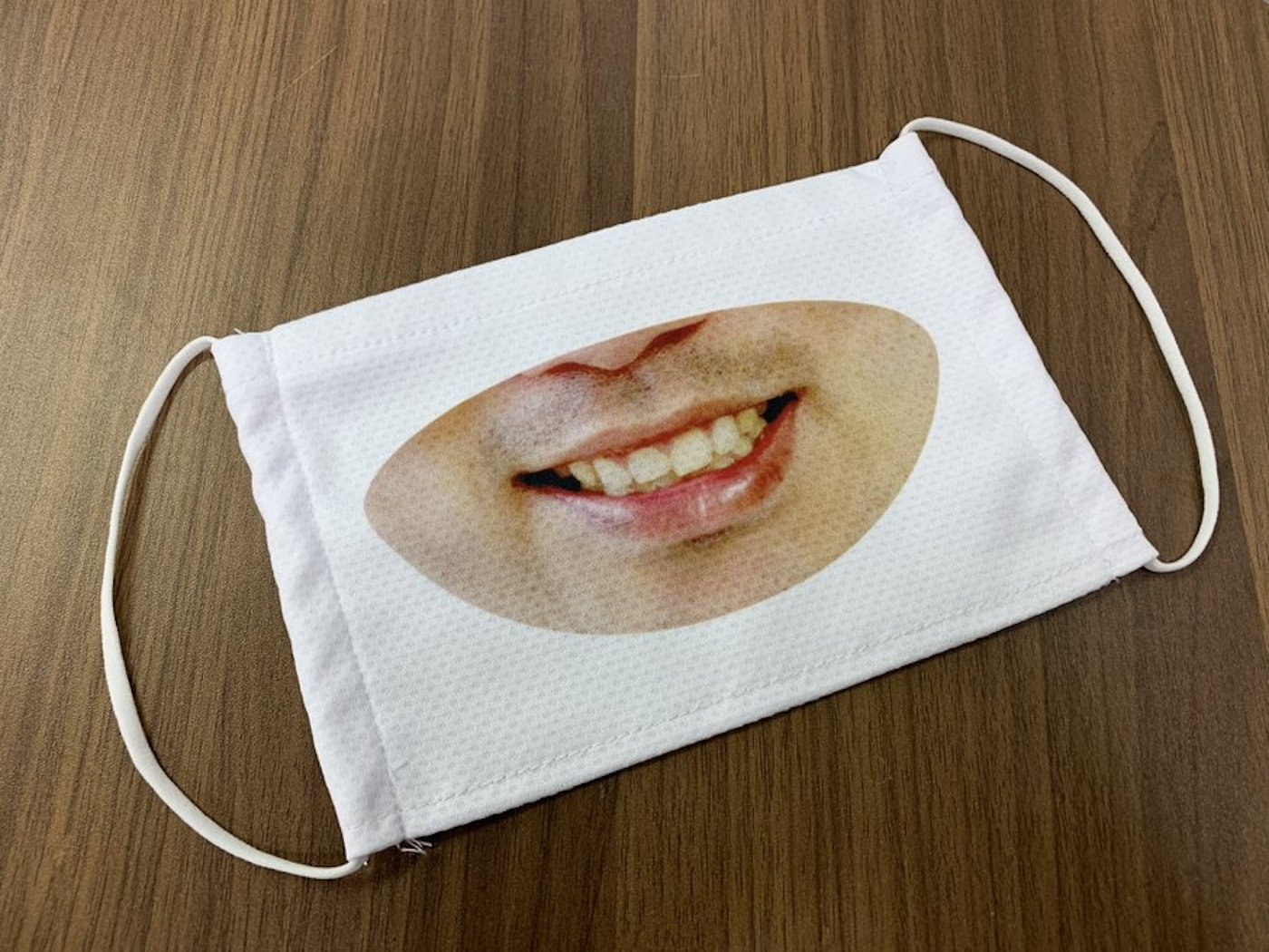 Au Japon, les employés de ce magasin portent un "masque sourire" pour être plus sympathique