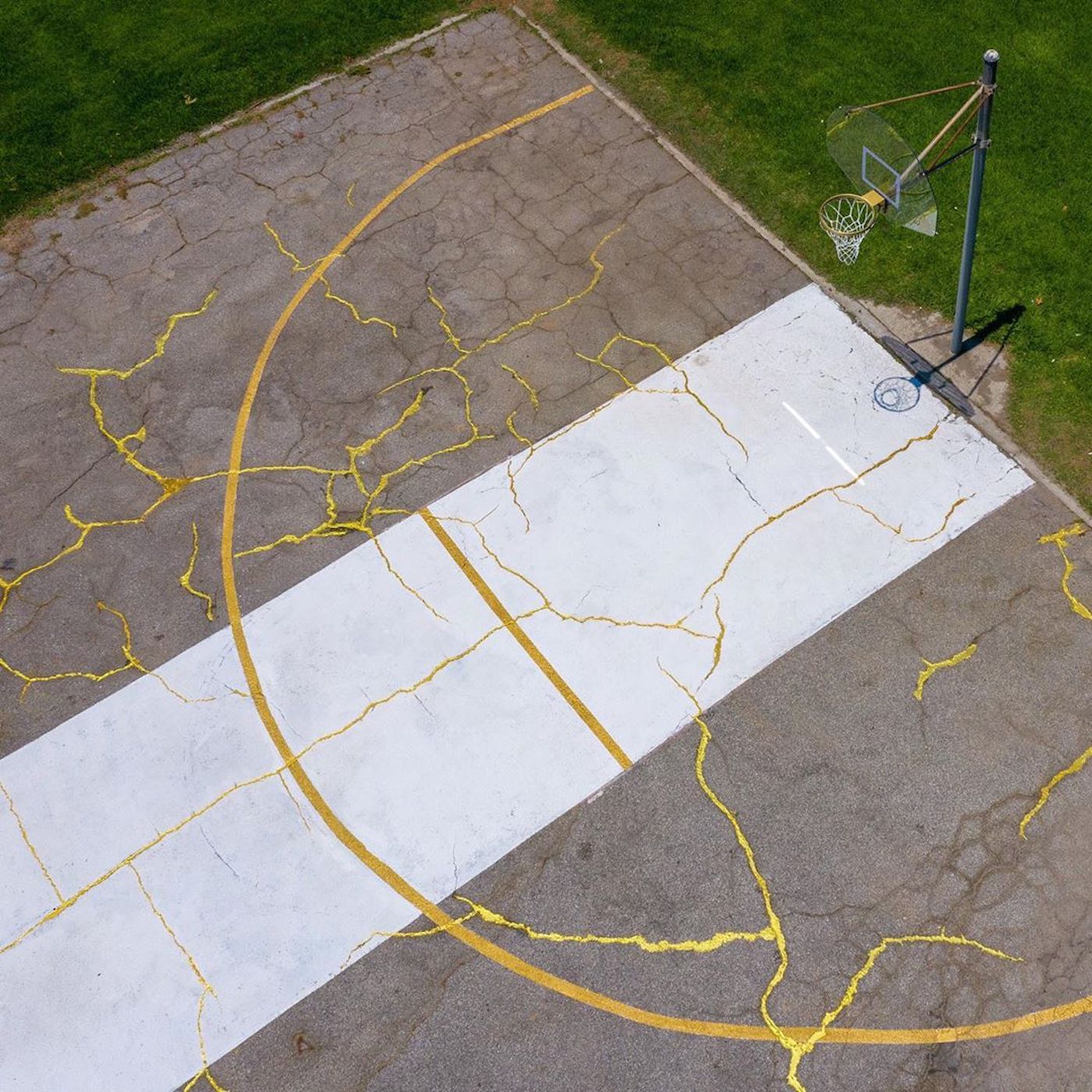 L'artiste Victor Solomon répare un terrain basket avec de la poudre d'or