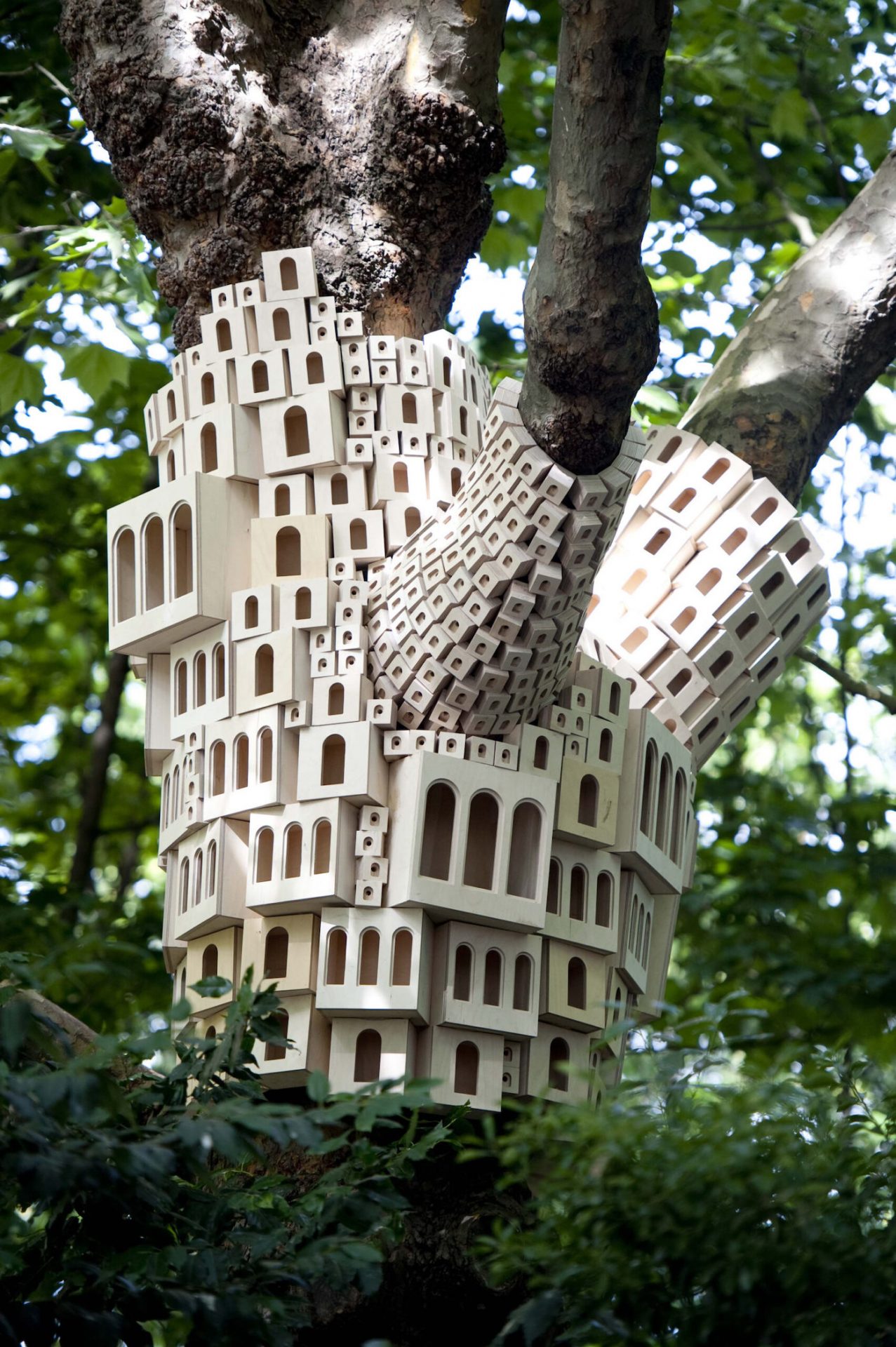 Le studio London Fieldworks crée des "hôtels pour oiseaux" qui s'étalent sur les troncs d'arbres