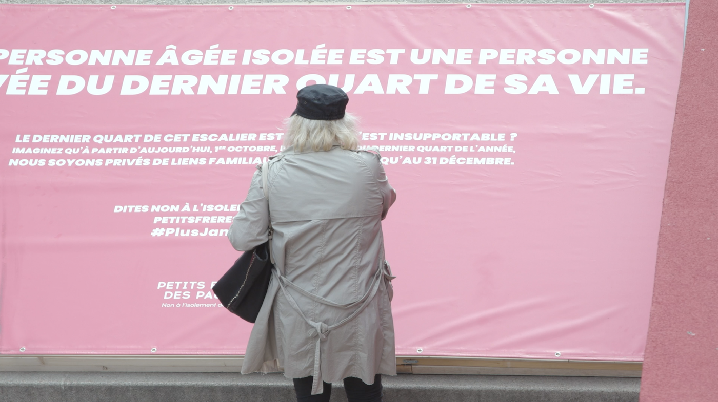 Paris : un escalier inaccessible pour sensibiliser à l'isolement des personnages âgées