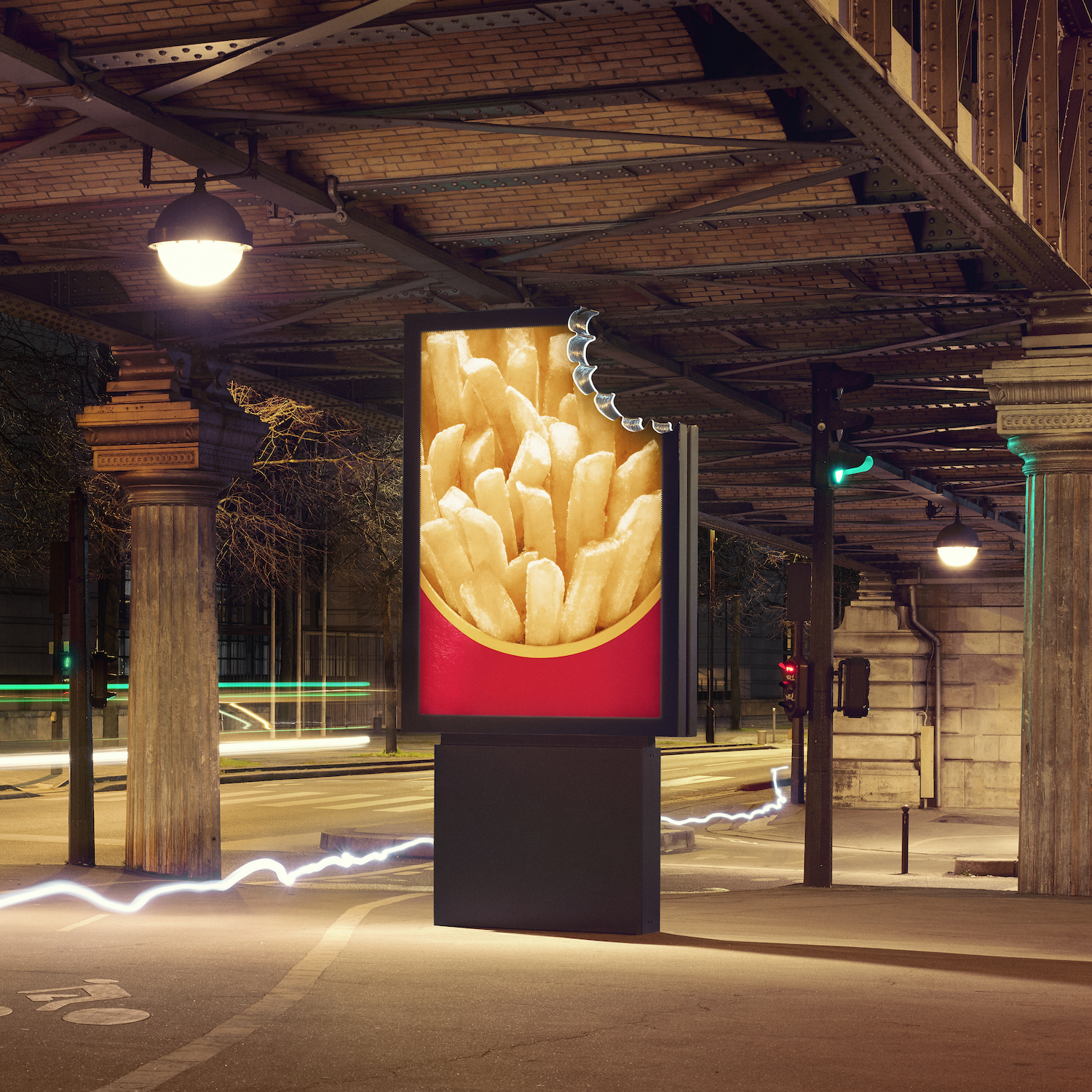 À Paris, McDonald's dévoile des panneaux d'affichage littéralement croqués
