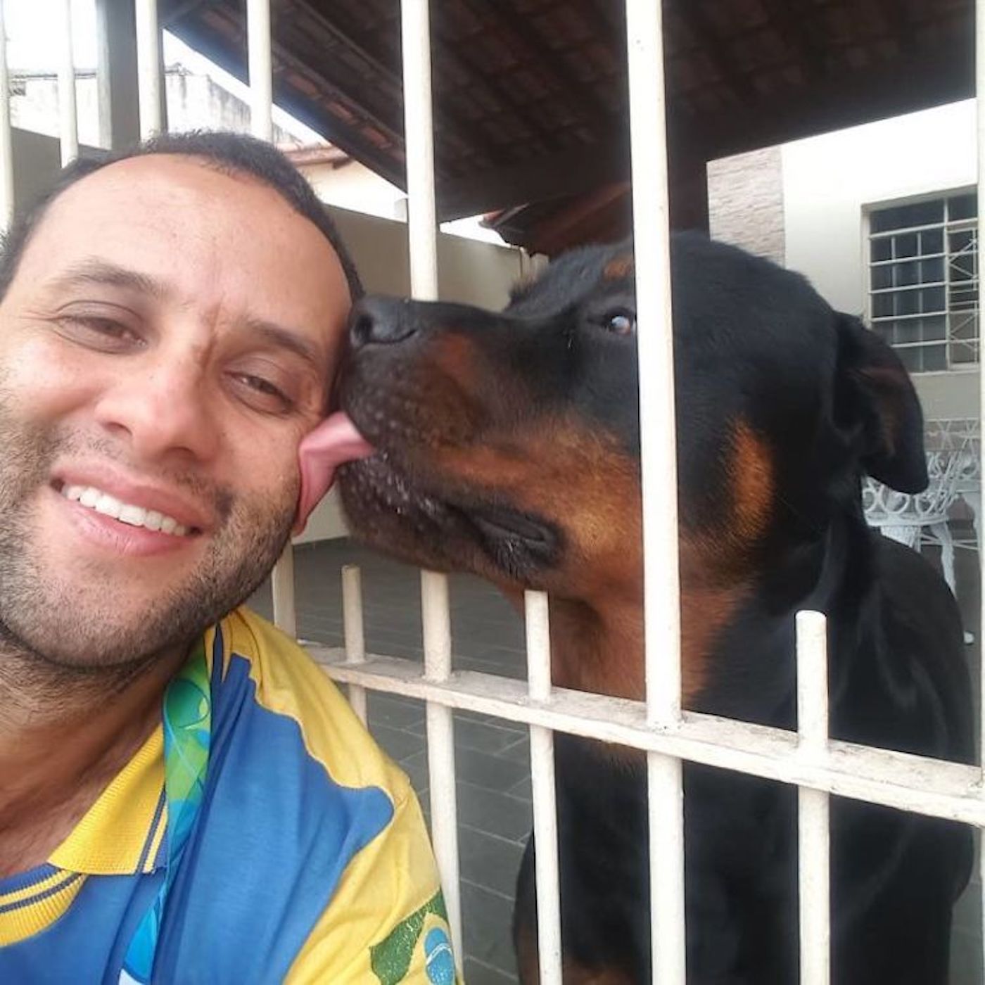 Brésil : ce postier fait fondre Instagram en se prenant en photo avec tous les animaux qu'il croise