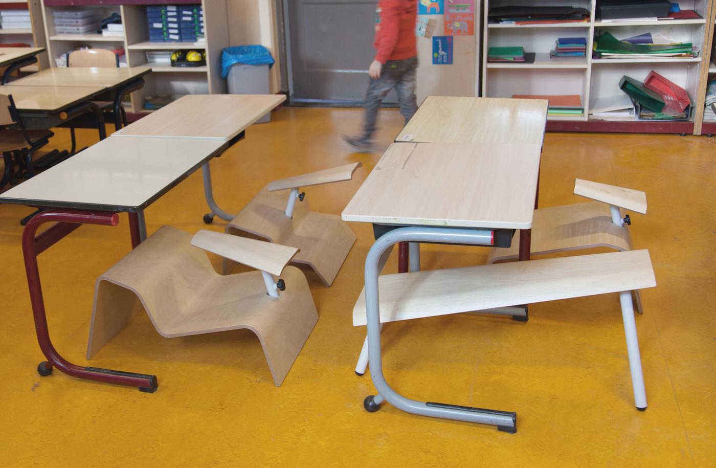 Le studio Lancelot a imaginé des chaises pour que les enfants puissent adopter plusieurs postures en classe