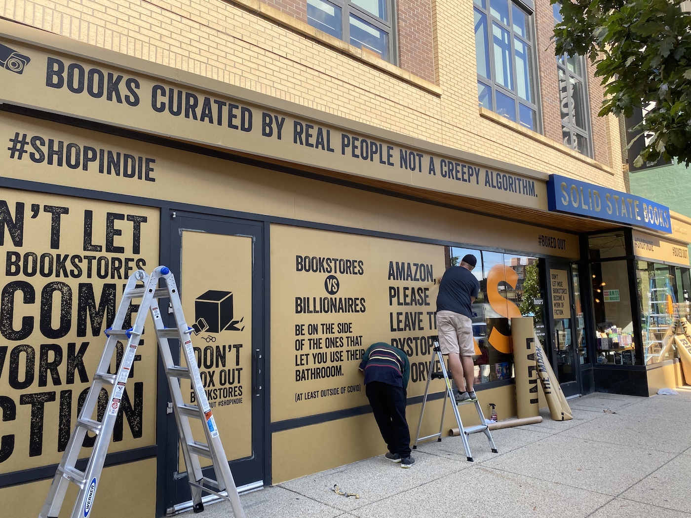 États-Unis : les libraires indépendants se liguent contre Amazon en jouant avec leurs vitrines
