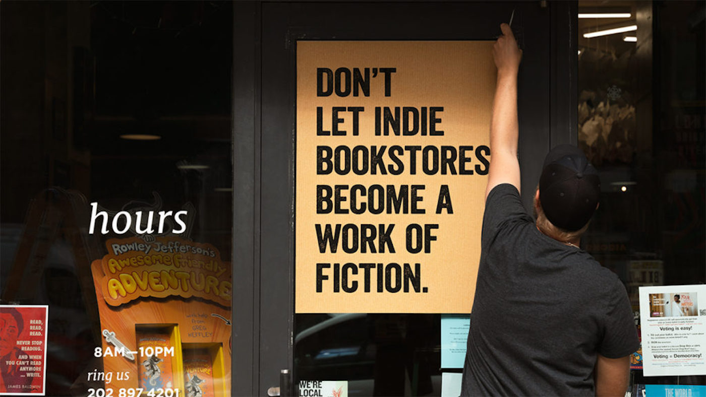 États-Unis : les libraires indépendants se liguent contre Amazon en jouant avec leurs vitrines