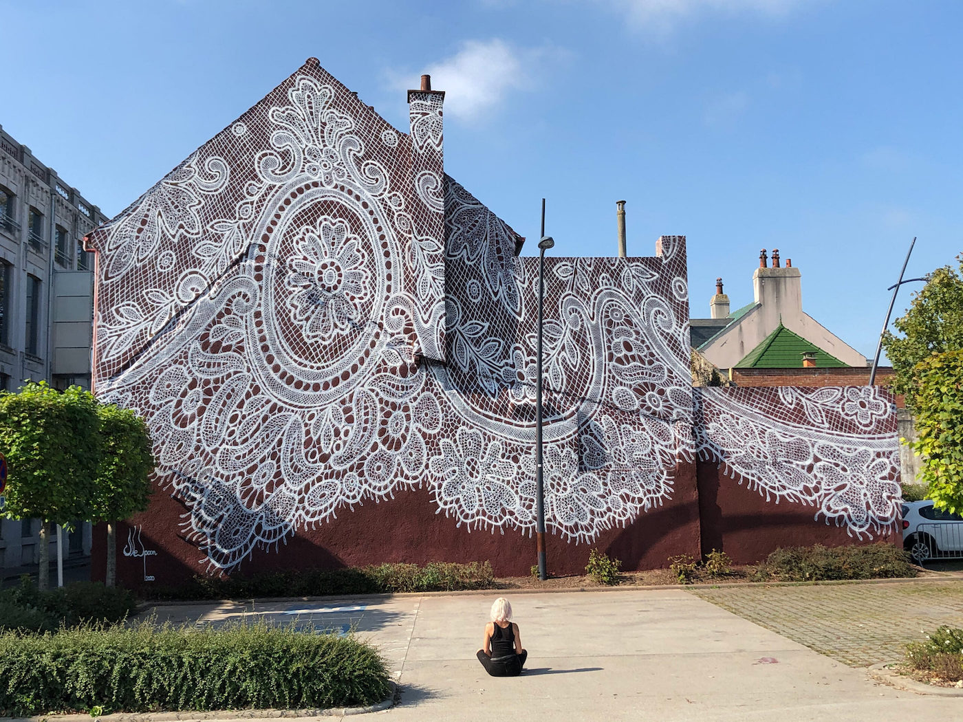 Cette immense fresque murale rend hommage à la dentelle de Calais