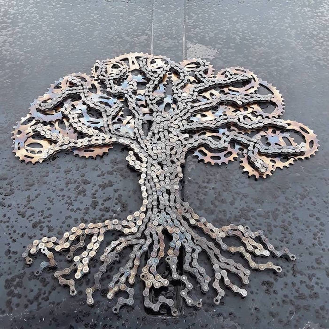 L'artiste Drew Evans recycle les chaînes de vélos en sculptures étonnantes