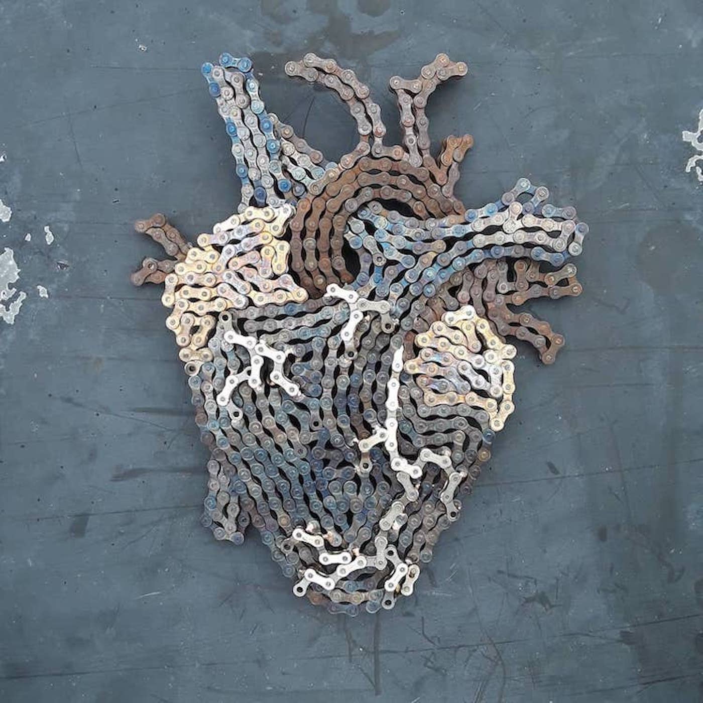 L'artiste Drew Evans recycle les chaînes de vélos en sculptures étonnantes