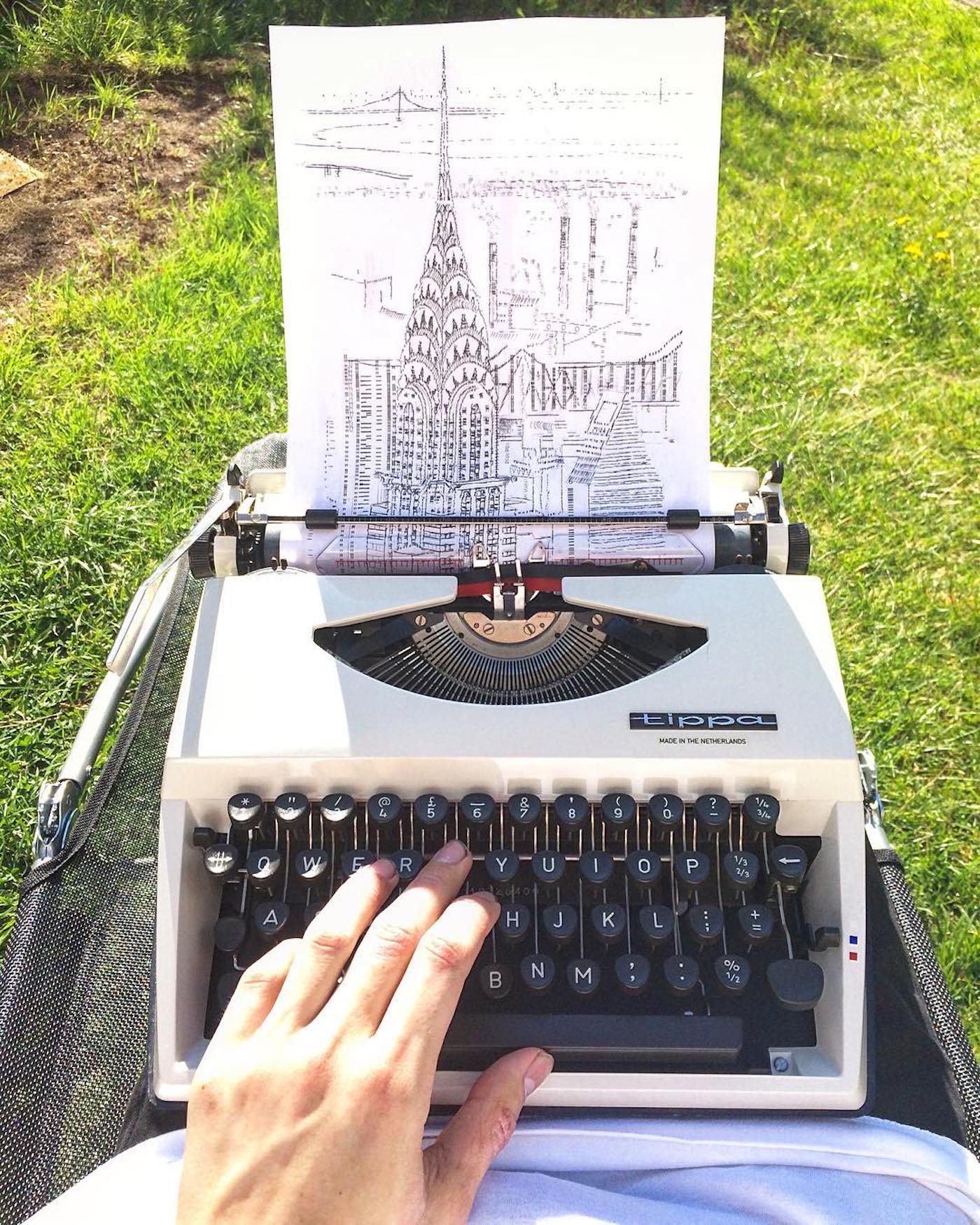 L'artiste James Cook dessine en tapant sur sa machine à écrire