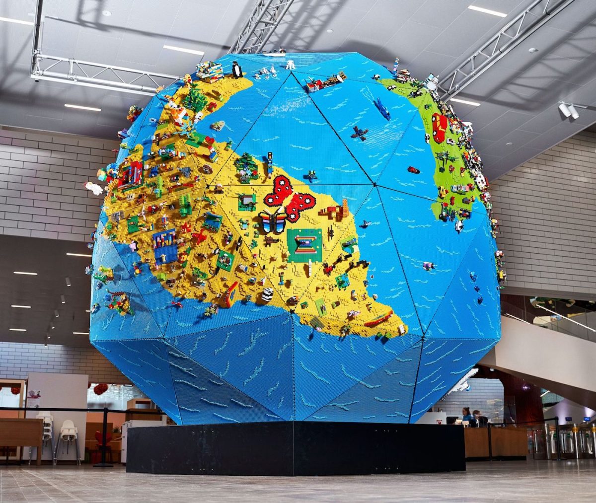 LEGO d?�voile un globe g?�ant d?�cor?� avec des cr?�ations d'enfants pendant le confinement