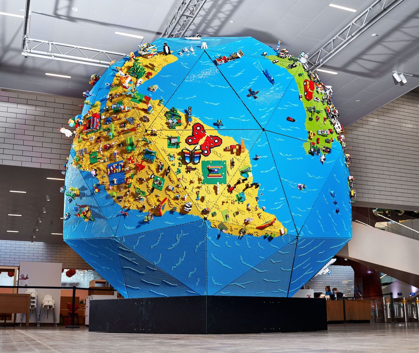 LEGO dévoile un globe géant qui contient des créations d'enfants pendant le confinement