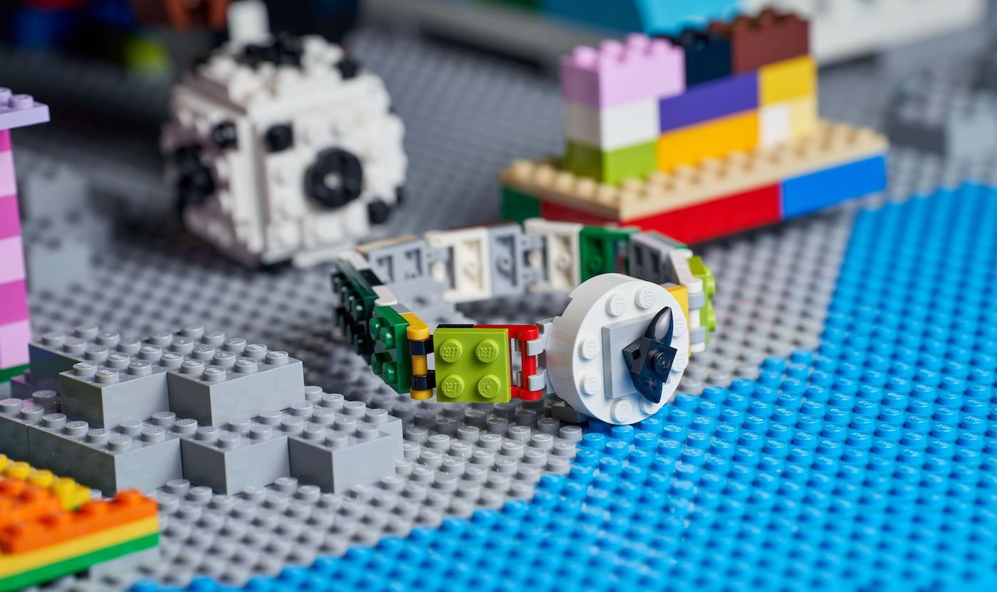 LEGO dévoile un globe géant qui contient des créations d'enfants pendant le confinement