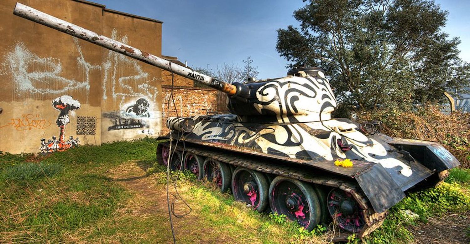 Afghanistan : l'artiste Neda Tayeibi transforme les véhicules militaires abandonnés en art
