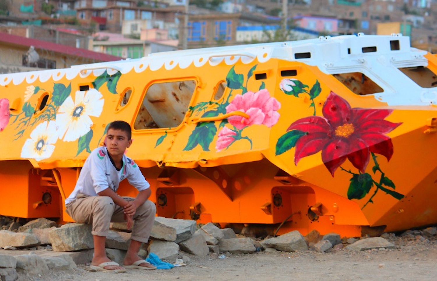 Afghanistan : l'artiste Neda Tayeibi transforme les véhicules militaires abandonnés en art