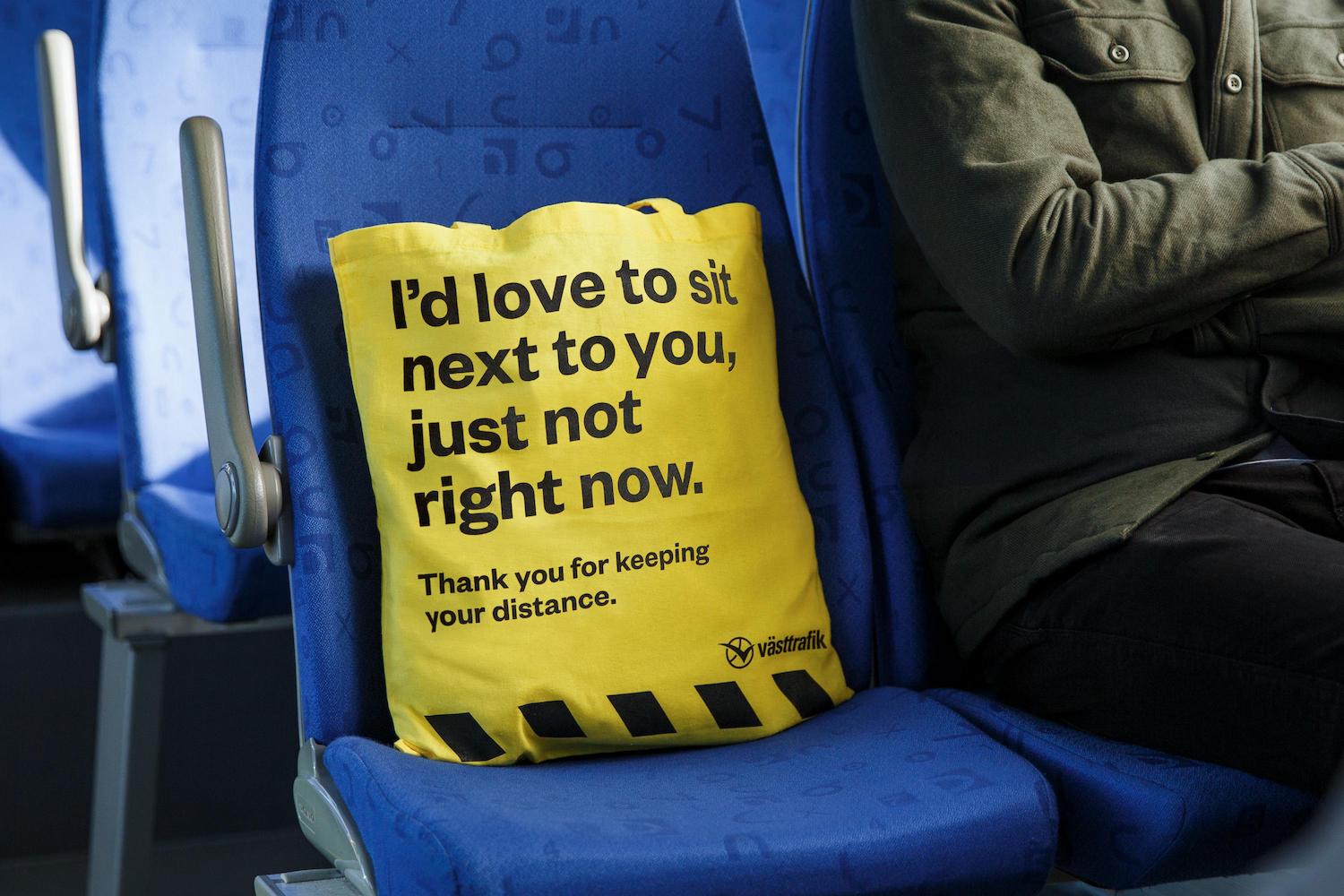 La "RATP suédoise" distribue des sacs pour maintenir les distances de sécurité