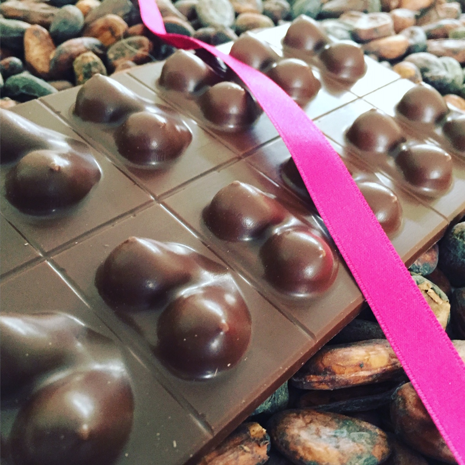 Une tablette de chocolat avec des seins pour Octobre rose