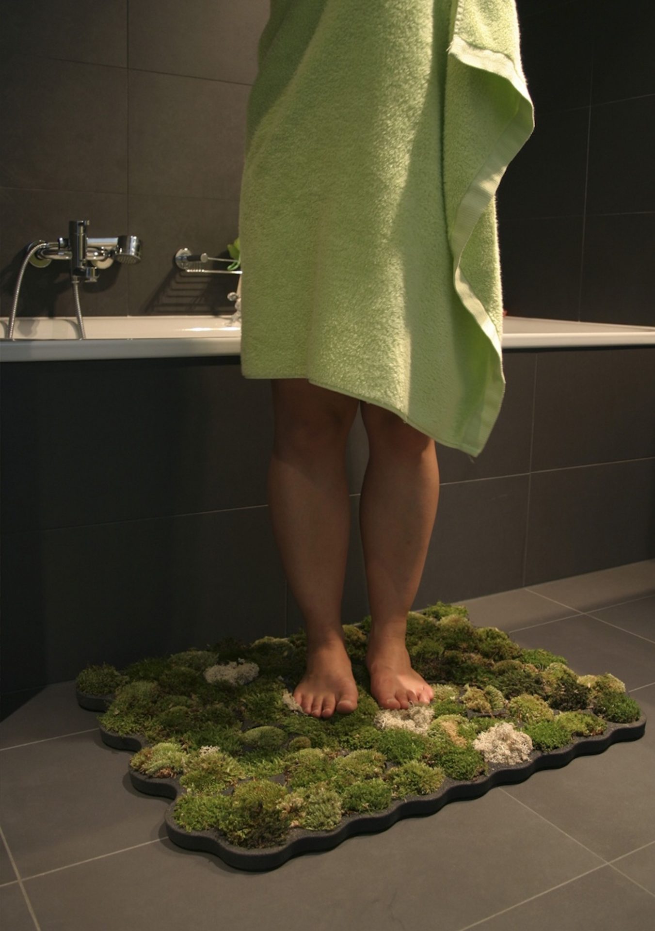 Ce tapis de bain organique profite des gouttes d'eau pour faire pousser de la mousse