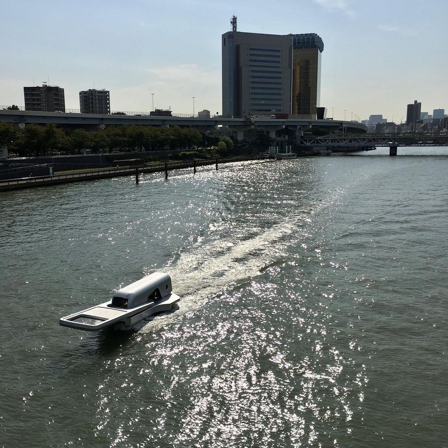 Un bateau en forme de fermeture éclair qui semble "ouvrir le fleuve" par le designer Yasuhiro Suzuki