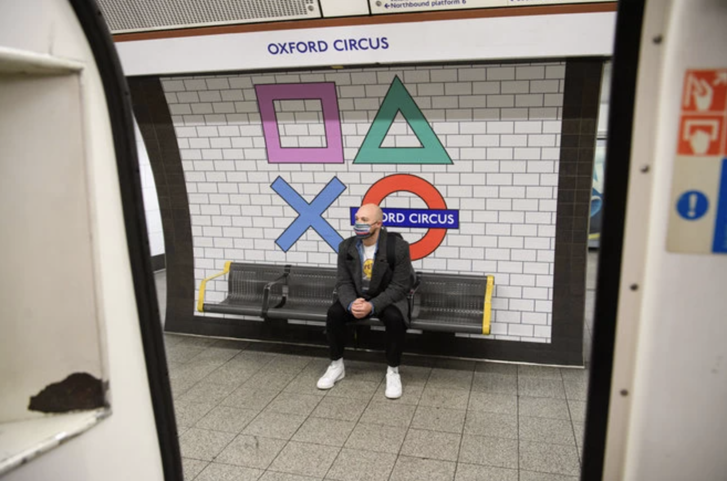 Sony détourne la signalétique du métro de Londres pour la sortie de PlayStation 5.