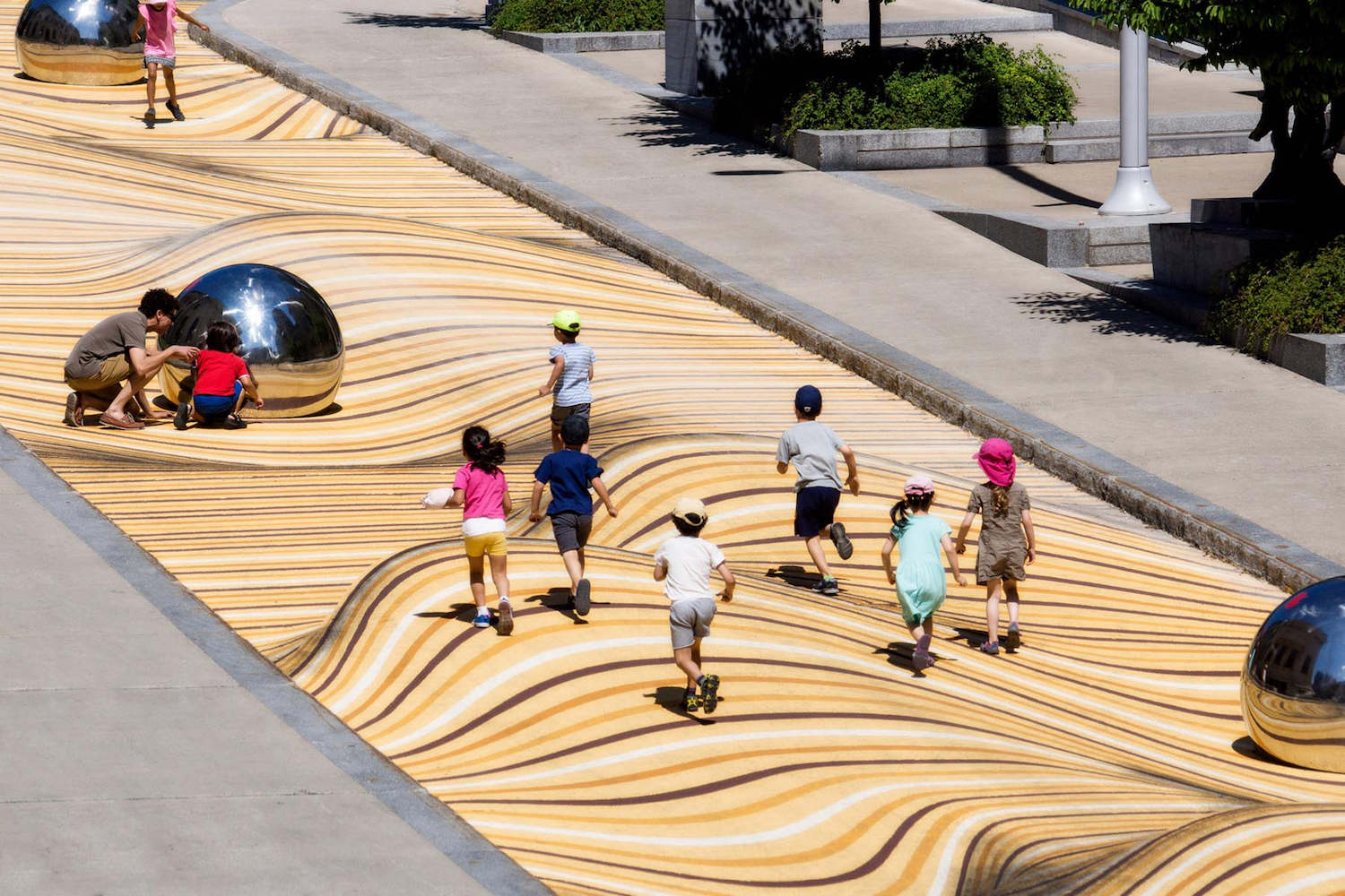 À Montréal, cette rue a été peinte pour créer l'illusion d'une dune de sable