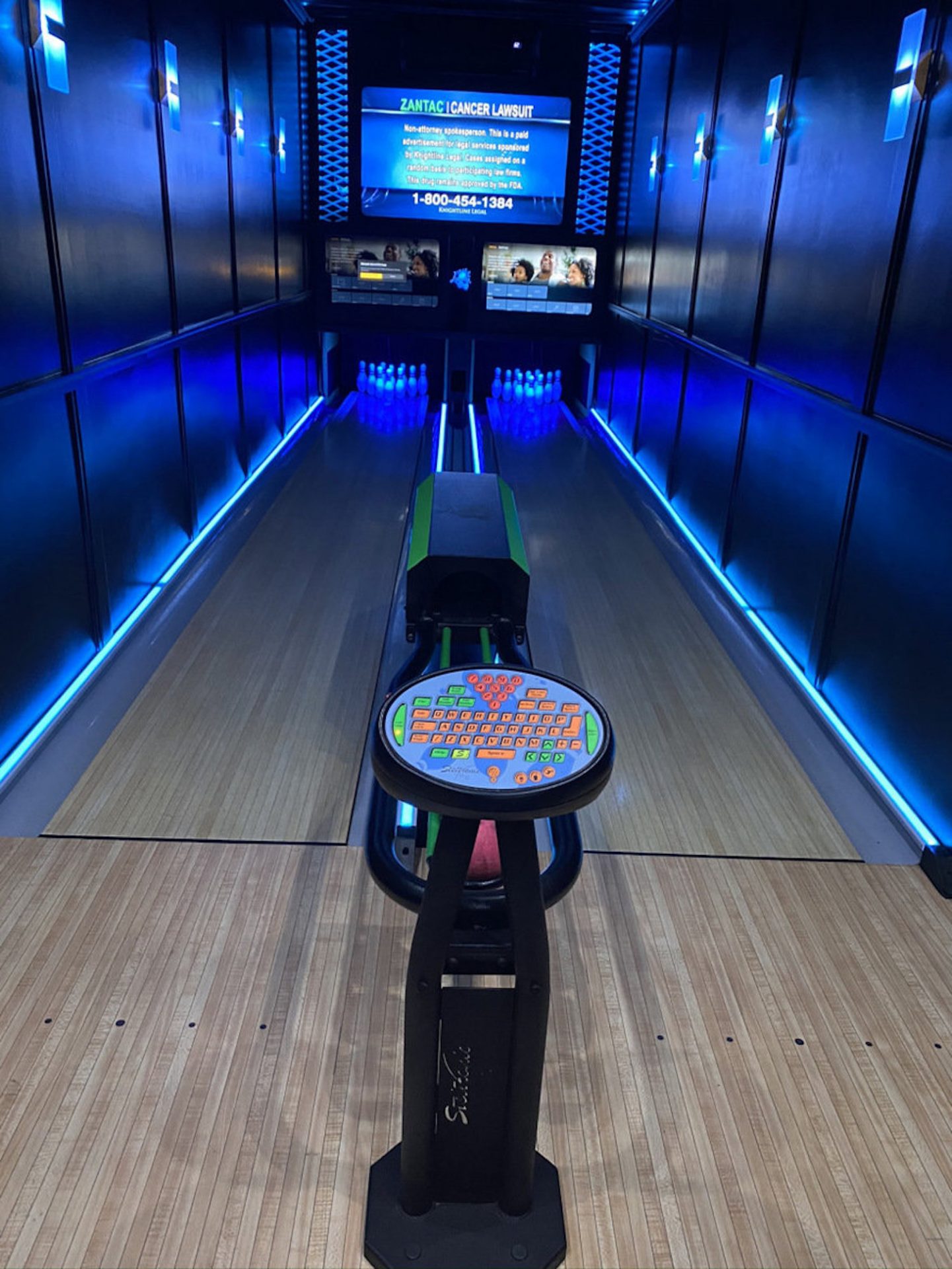 Il transforme un semi-remorque de 16 mètres en piste de bowling itinérante