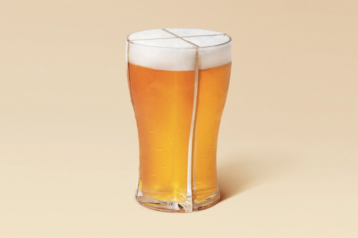 Le verre Super schooner : un design de verre intelligent pour porter facilement 4 bières en même temps
