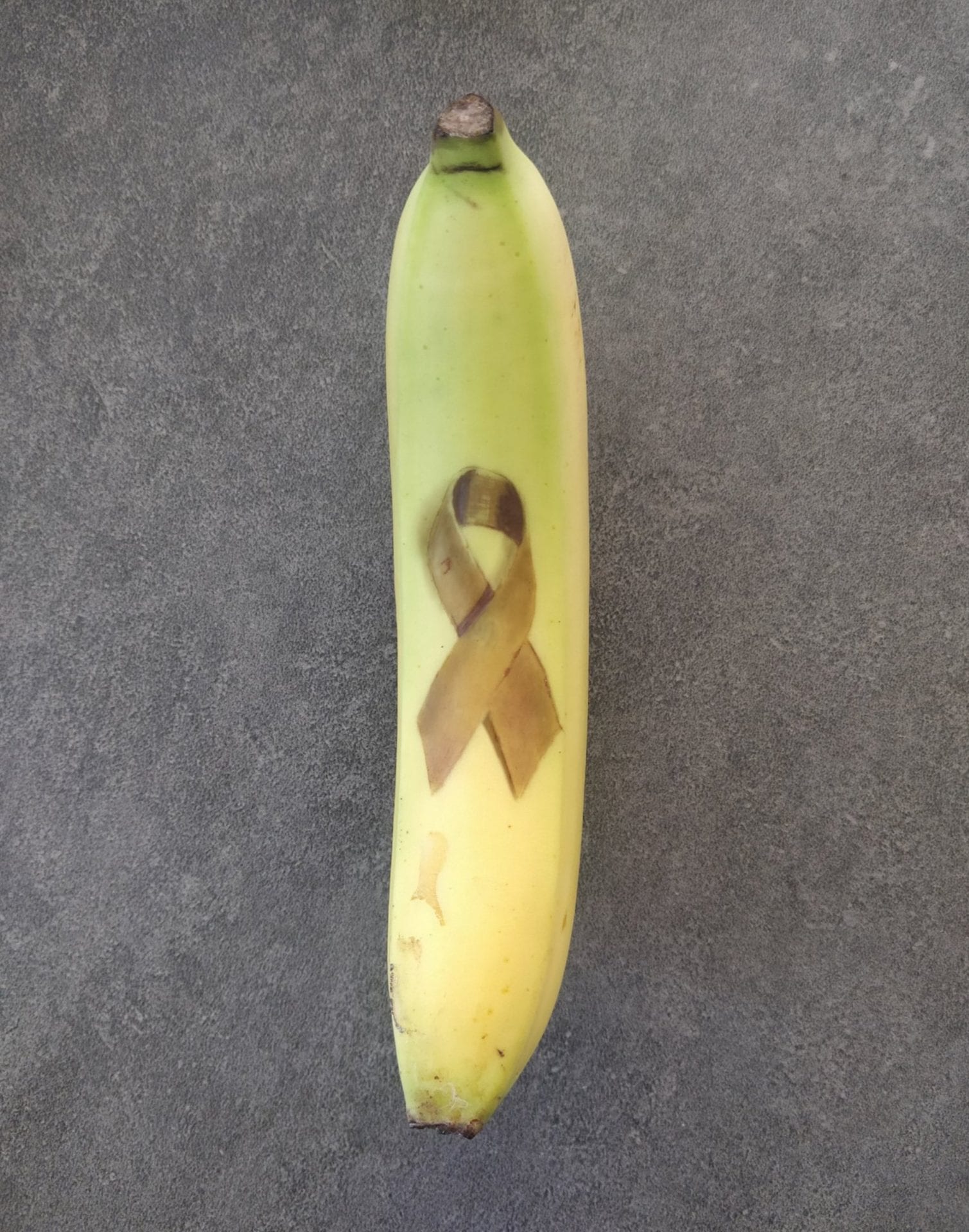 L'artiste Anna Chojnicka dessine sur des bananes sans utiliser d'encre
