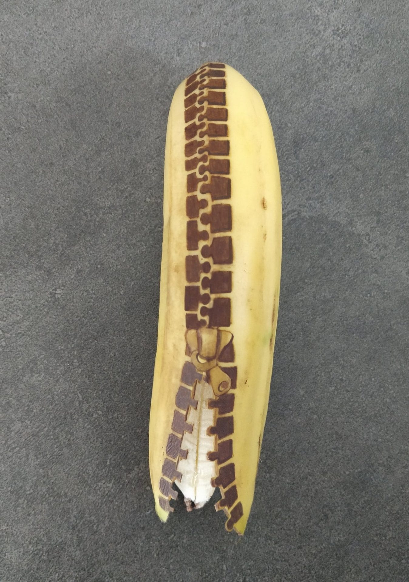 L'artiste Anna Chojnicka dessine sur des bananes sans utiliser d'encre