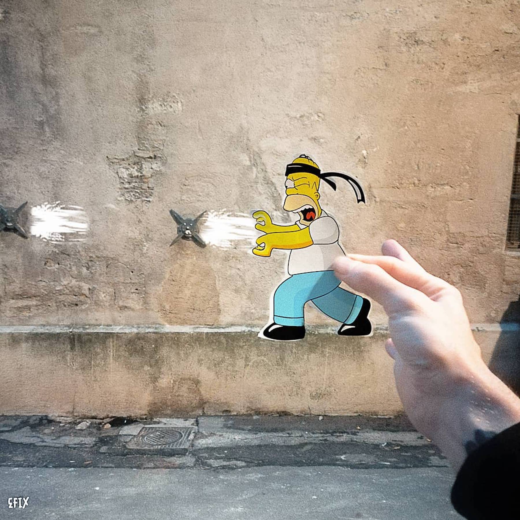 Le street artiste EFIX détourne la ville pour rendre hommage aux Simpson