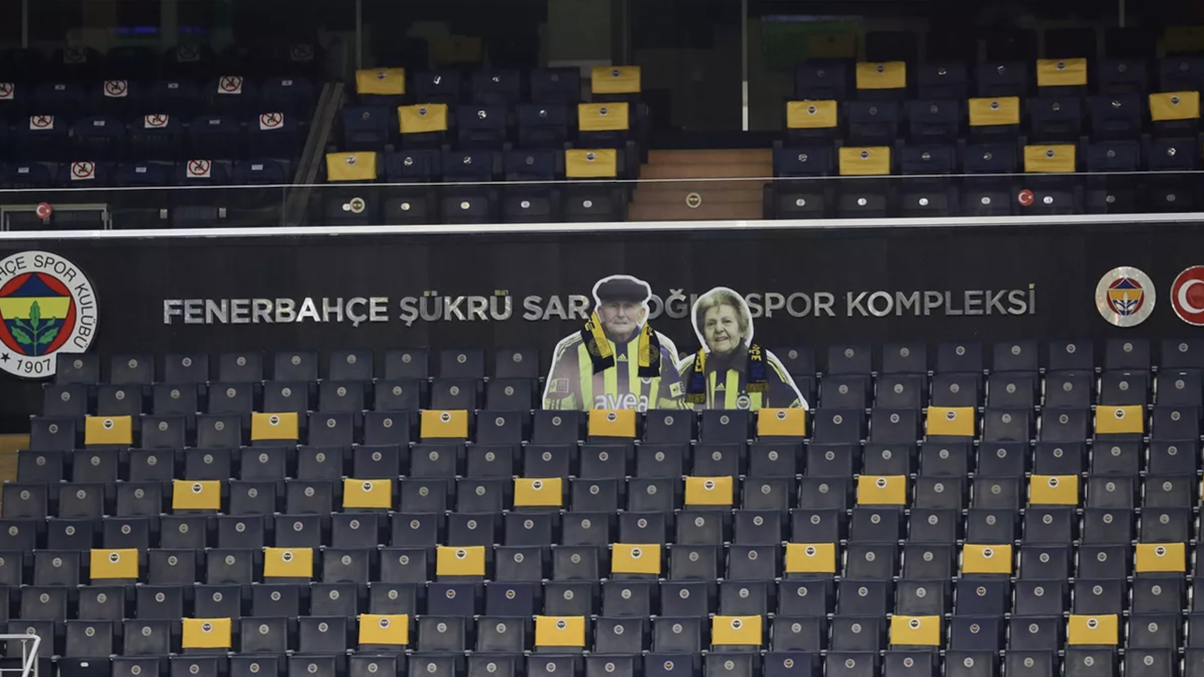 Le club de foot de Fenerbahçe SK rend un magnifique hommage à un couple de fans décédé