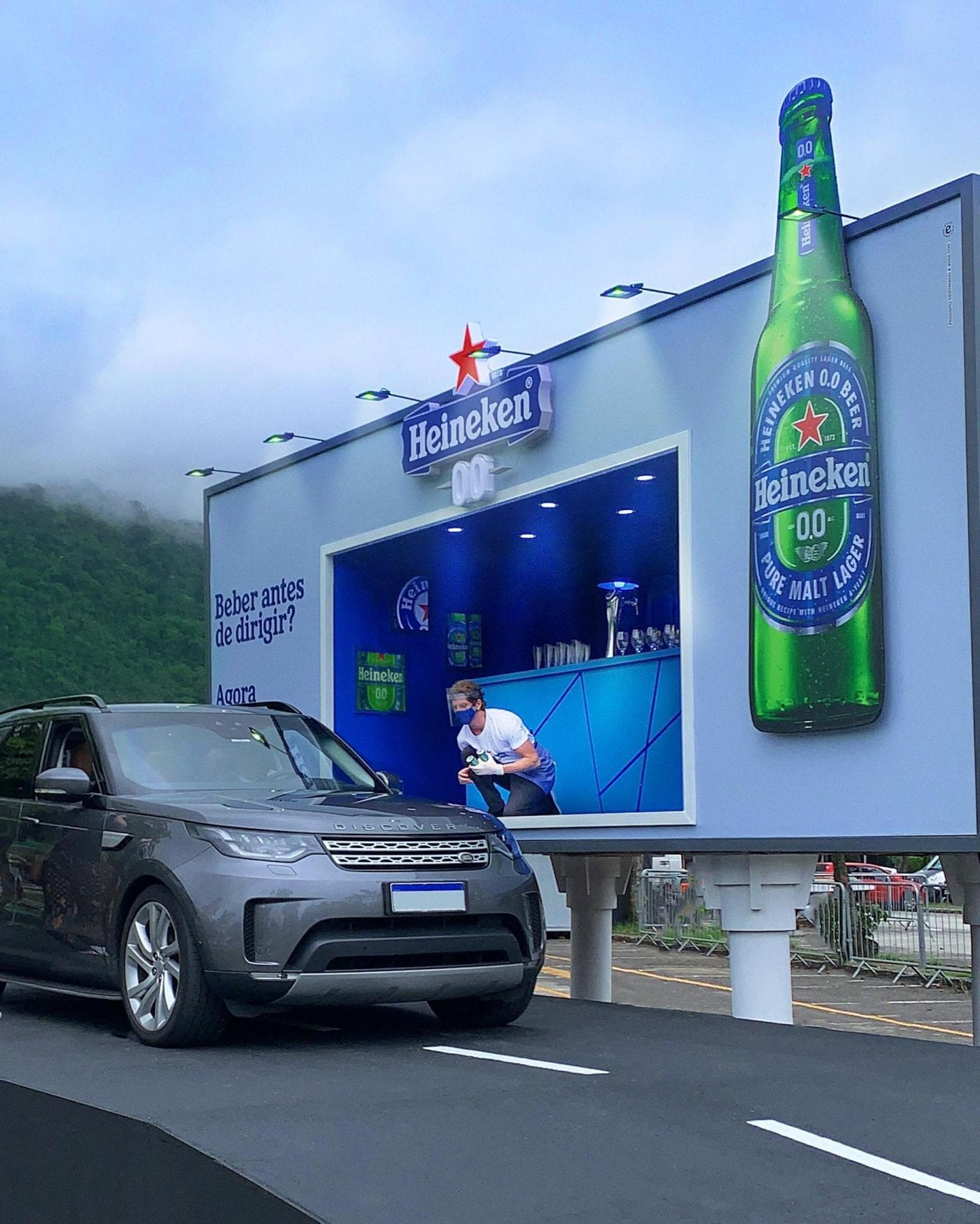 Heineken transforme un panneau publicitaire en bar pour promouvoir sa bière sans alcool