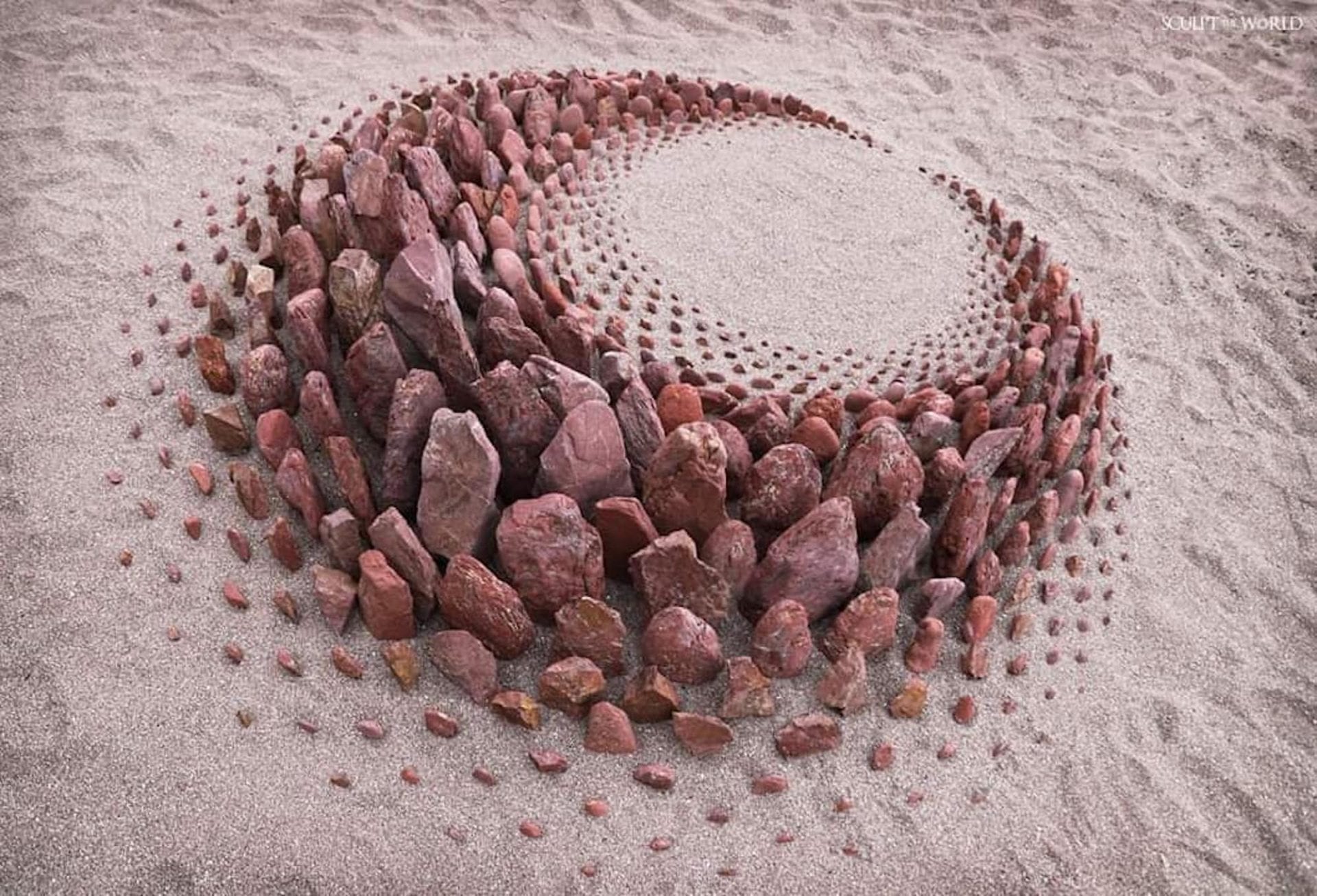 L'artiste Jon Foreman réalise des œuvres d'art fascinantes en alignant des pierres sur les plages