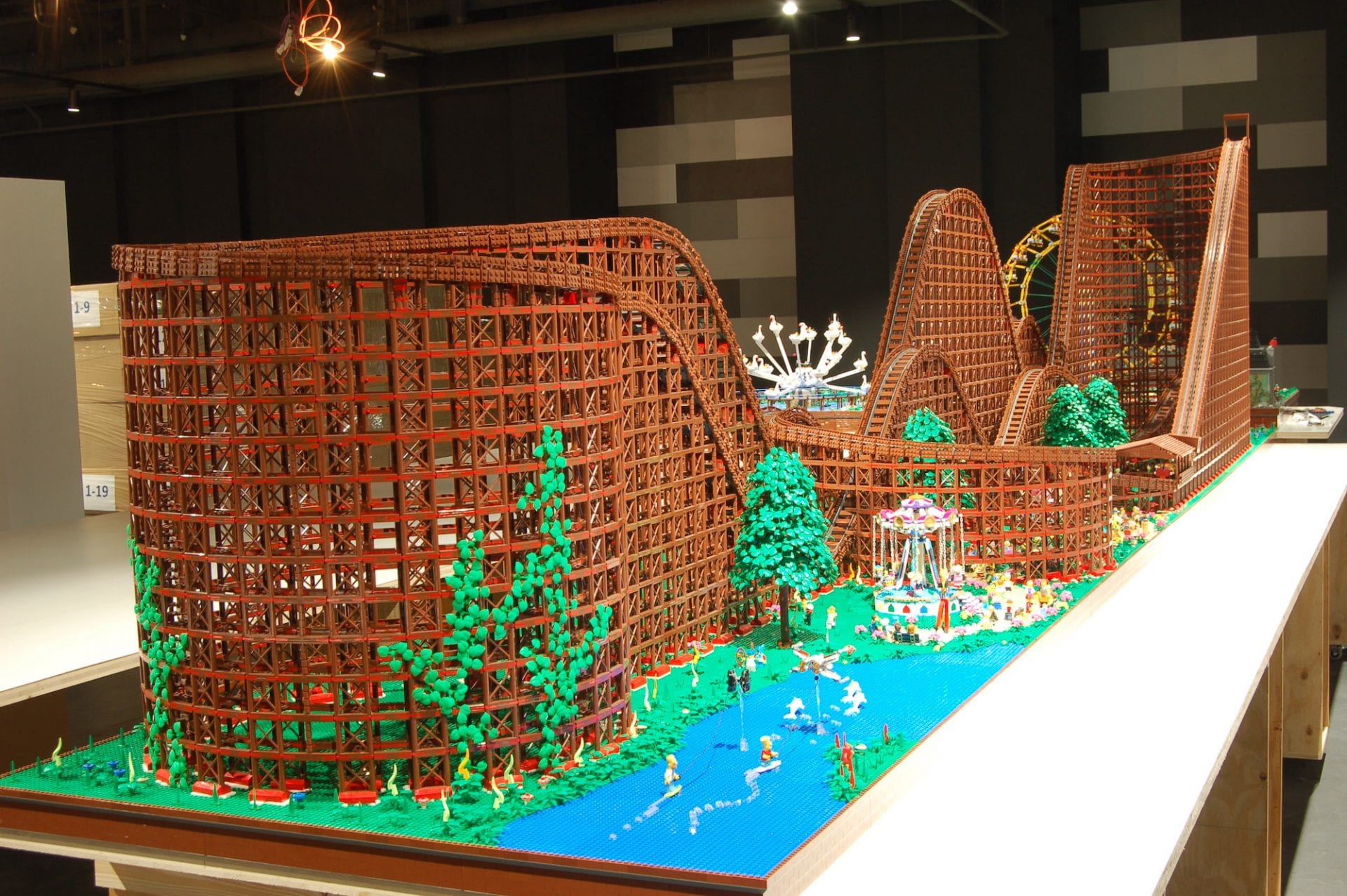 L'artiste Chairudo construit les plus grandes montagnes russes en LEGO du monde