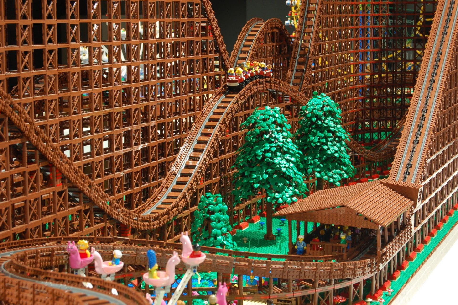 L'artiste Chairudo construit les plus grandes montagnes russes en LEGO du monde