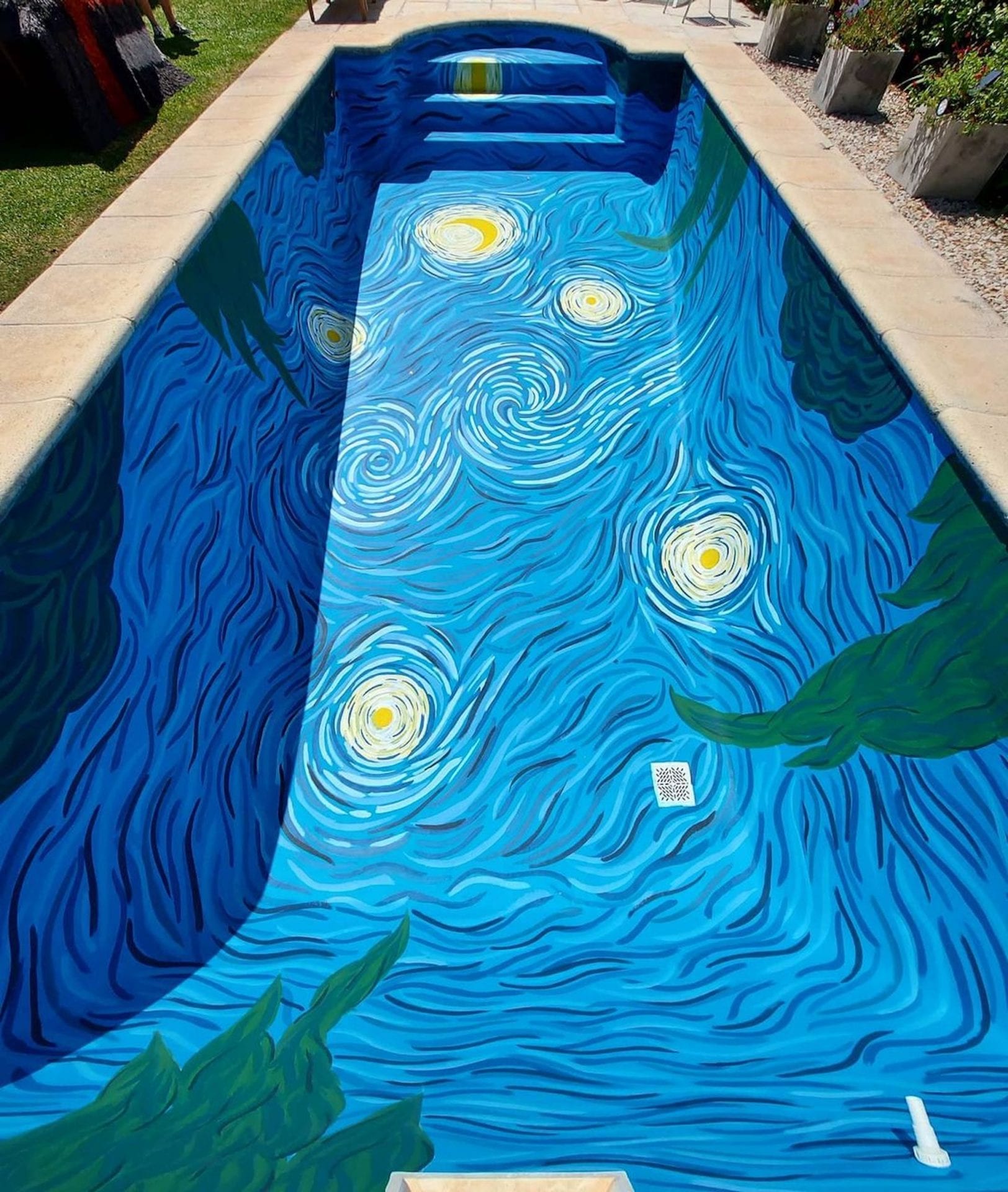 Une piscine repeinte à la façon de "La Nuit Étoilée" de Van Gogh