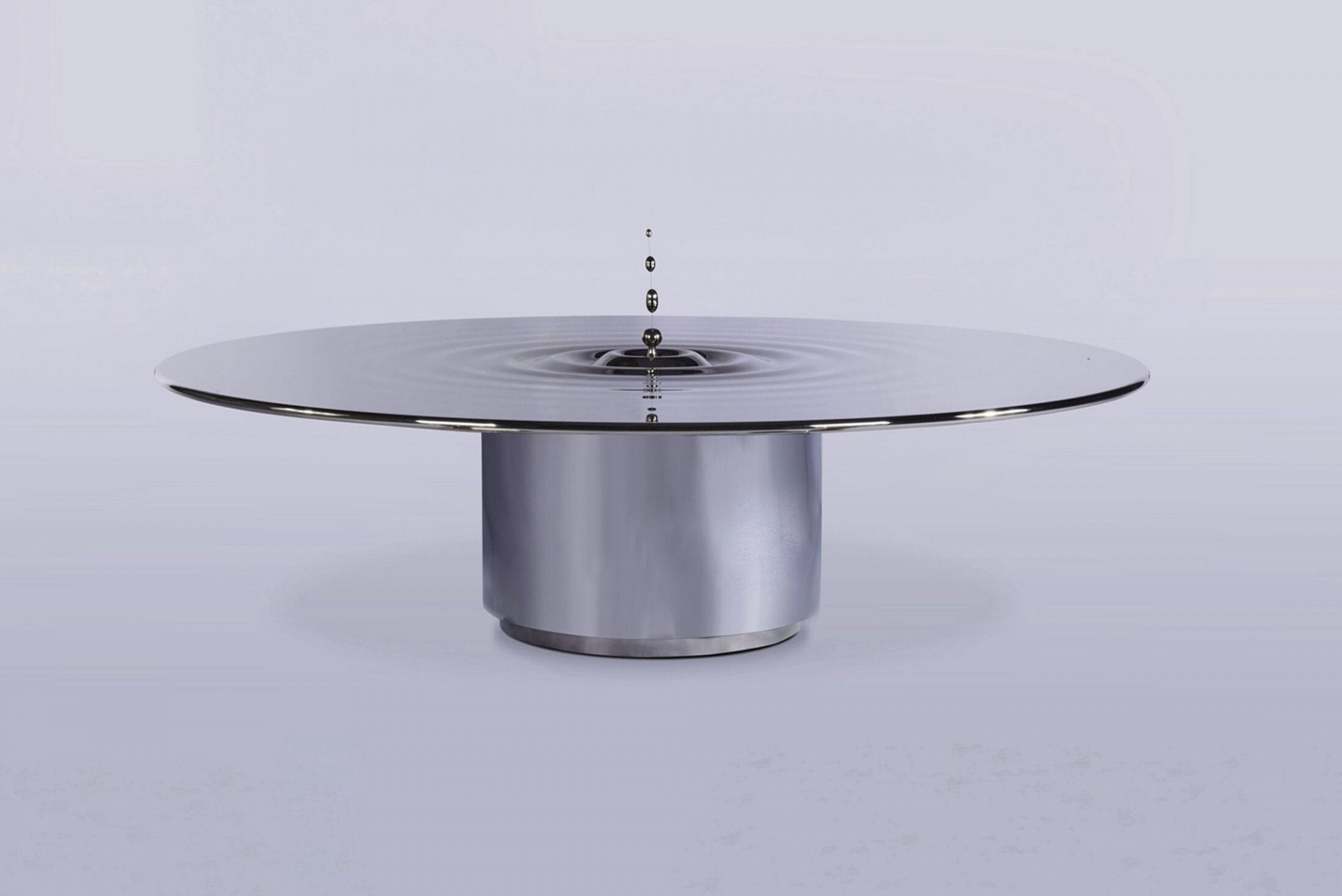 Cette table design par Rowland Art Engineering reproduit de manière ultra réaliste l'ondulation de l'eau