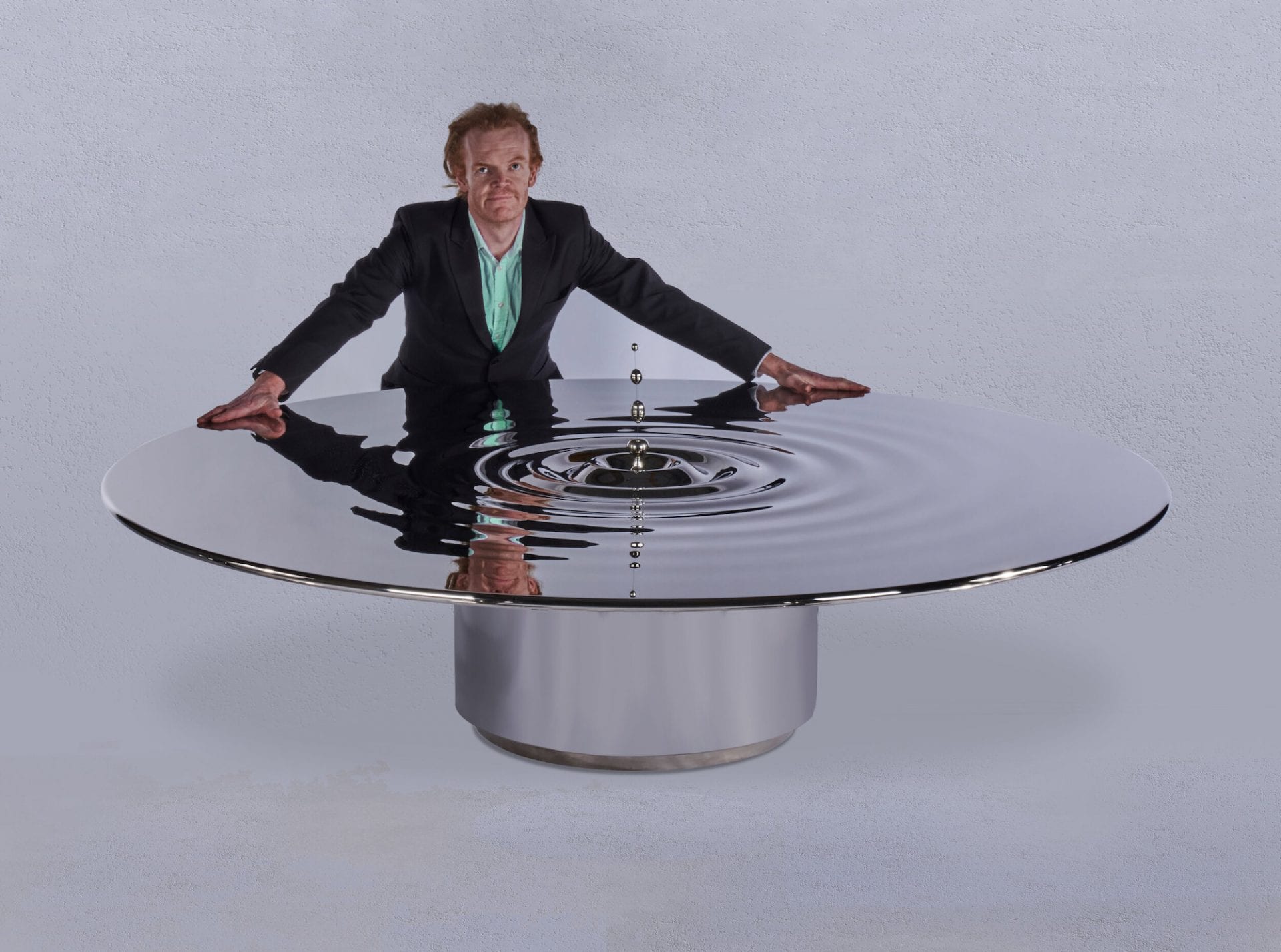 Cette table design par Rowland Art Engineering reproduit de manière ultra réaliste l'ondulation de l'eau