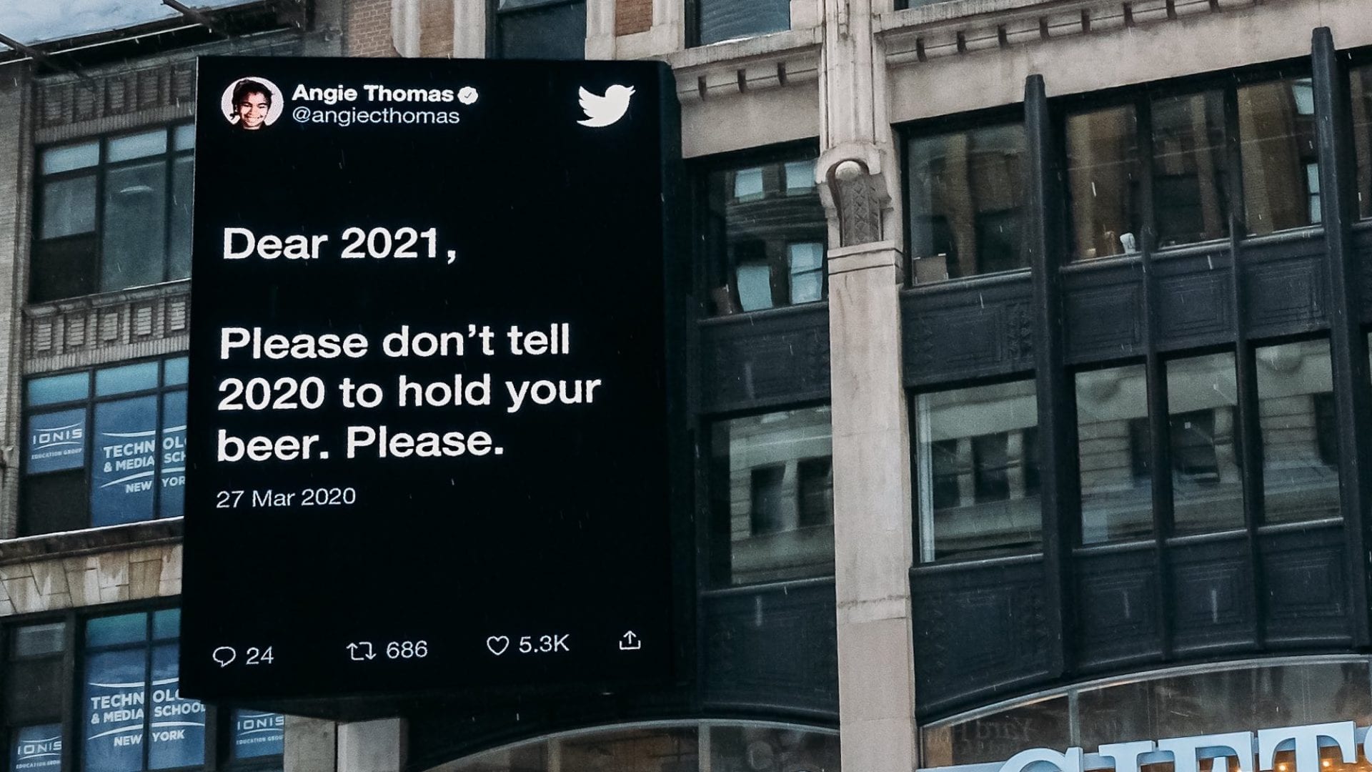 Twitter célèbre la fin de 2020 en affichant dans la rue les tweets des internautes