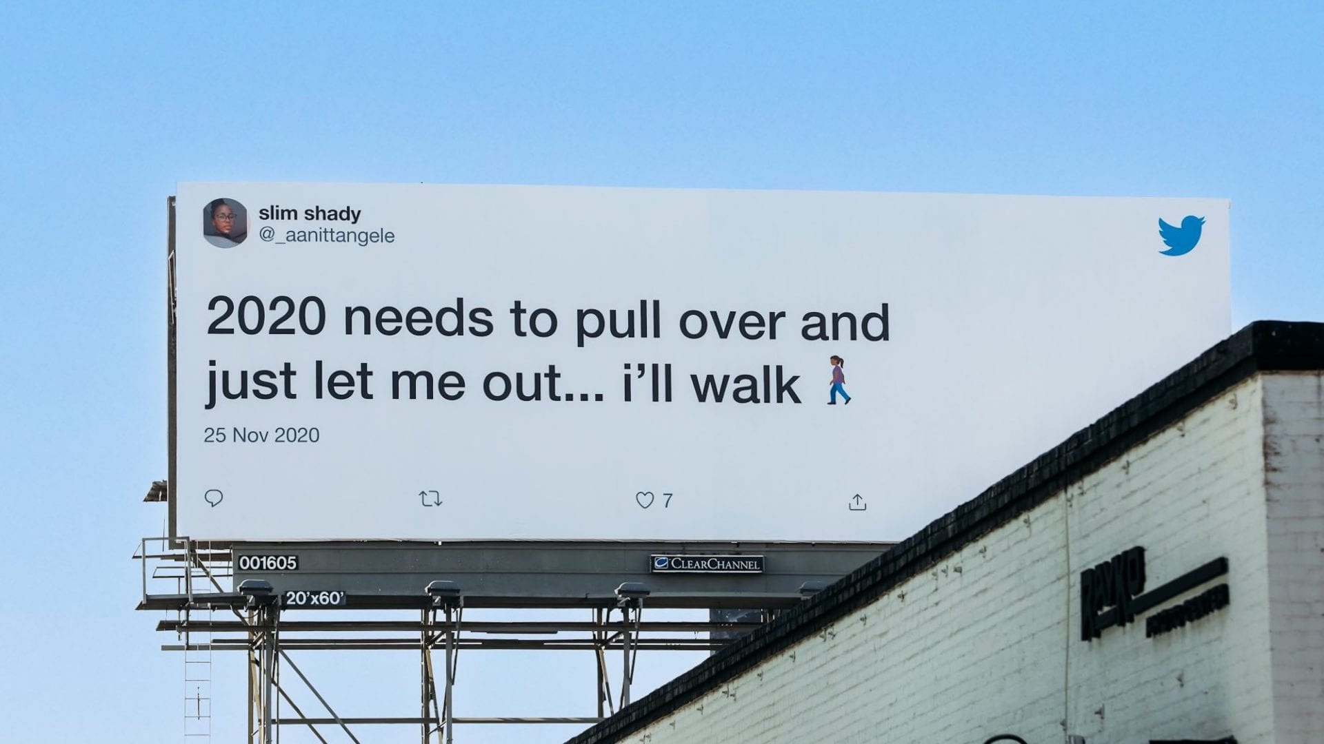 Twitter célèbre la fin de 2020 en affichant dans la rue les tweets des internautes