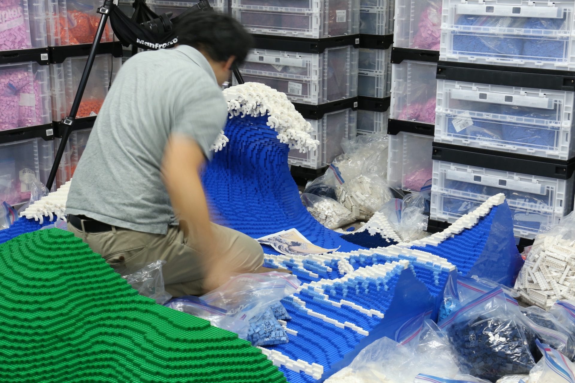 L'artiste japonais a recréé Jumpei Mitsui recrée "La Vague" d'Hokusai avec 50 000 briques LEGO
