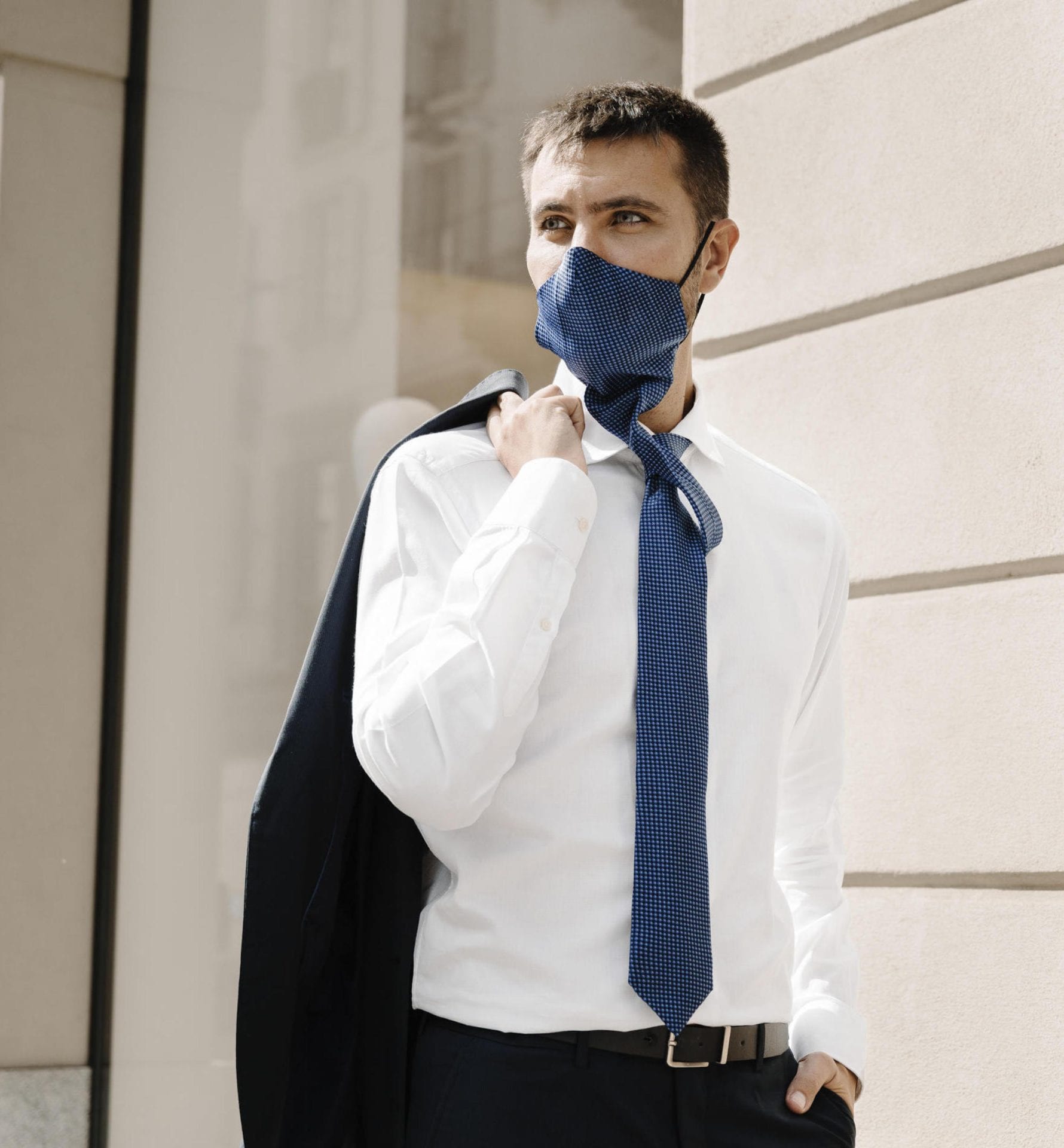 Cette cravate se transforme en masque pour vous protéger avec élégance
