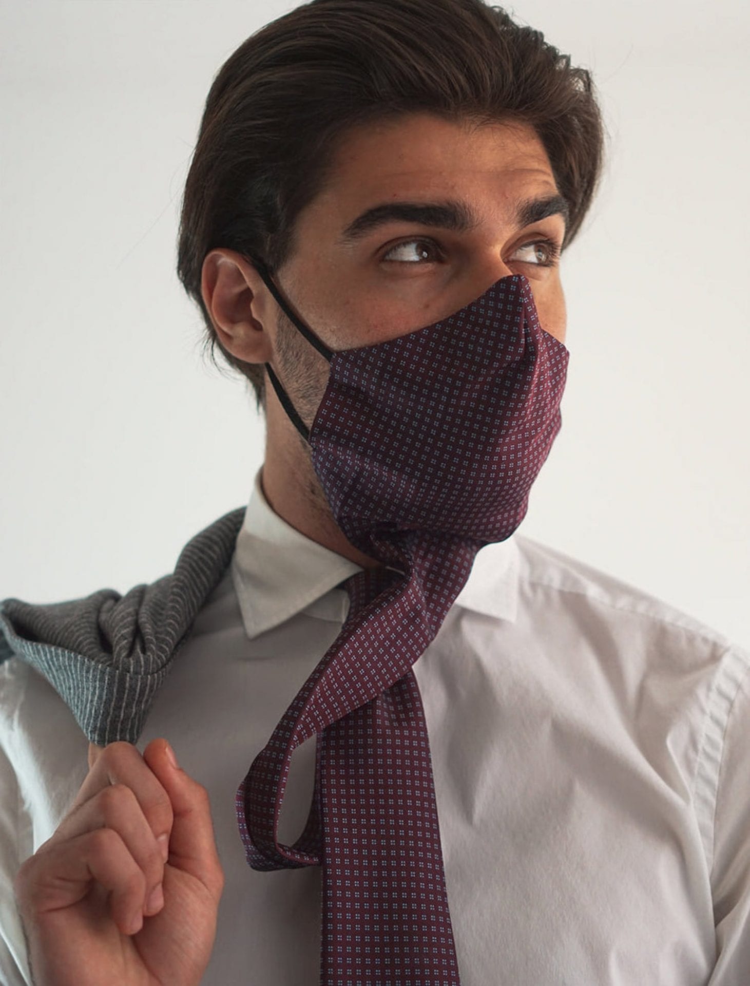 Cette cravate se transforme en masque pour vous protéger avec élégance