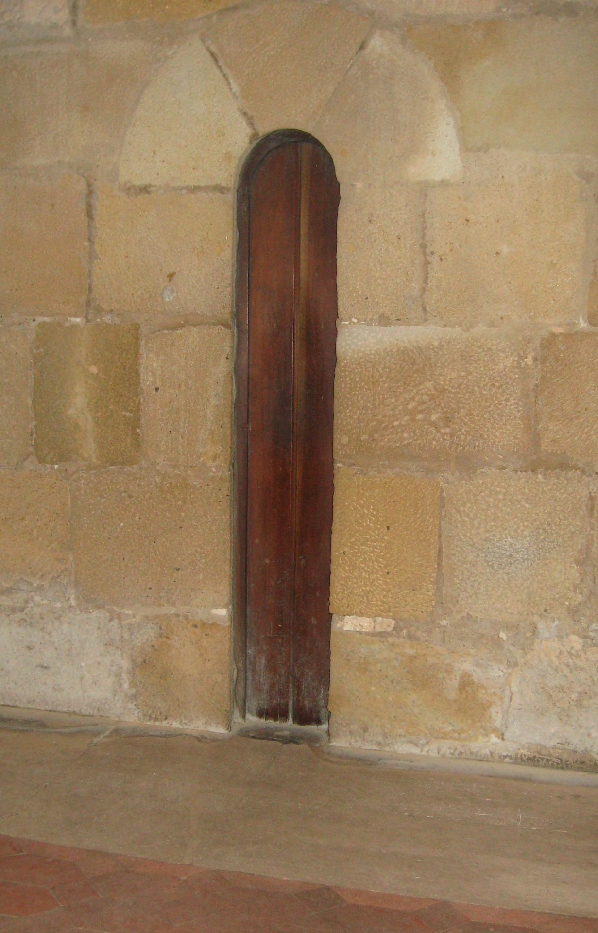 La porte originale du Monastère d'Alcobaça force les moines à garder la ligne
