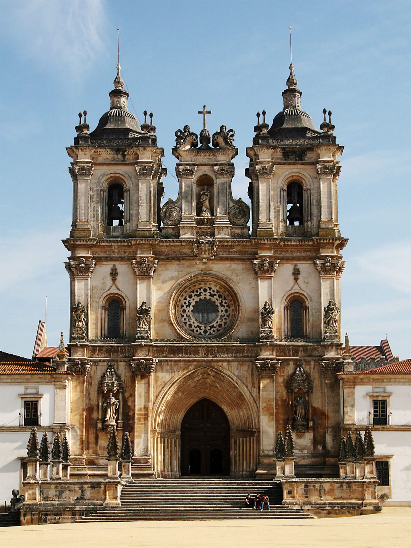 La porte originale du Monastère d'Alcobaça force les moines à garder la ligne
