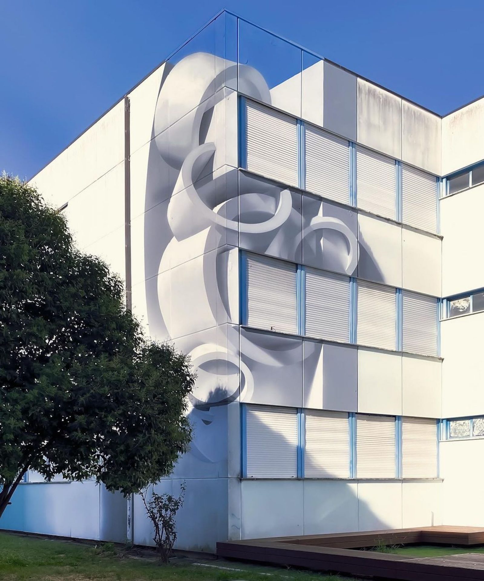 L'artiste Peeta peint d'incroyables illusions d'optique sur les murs