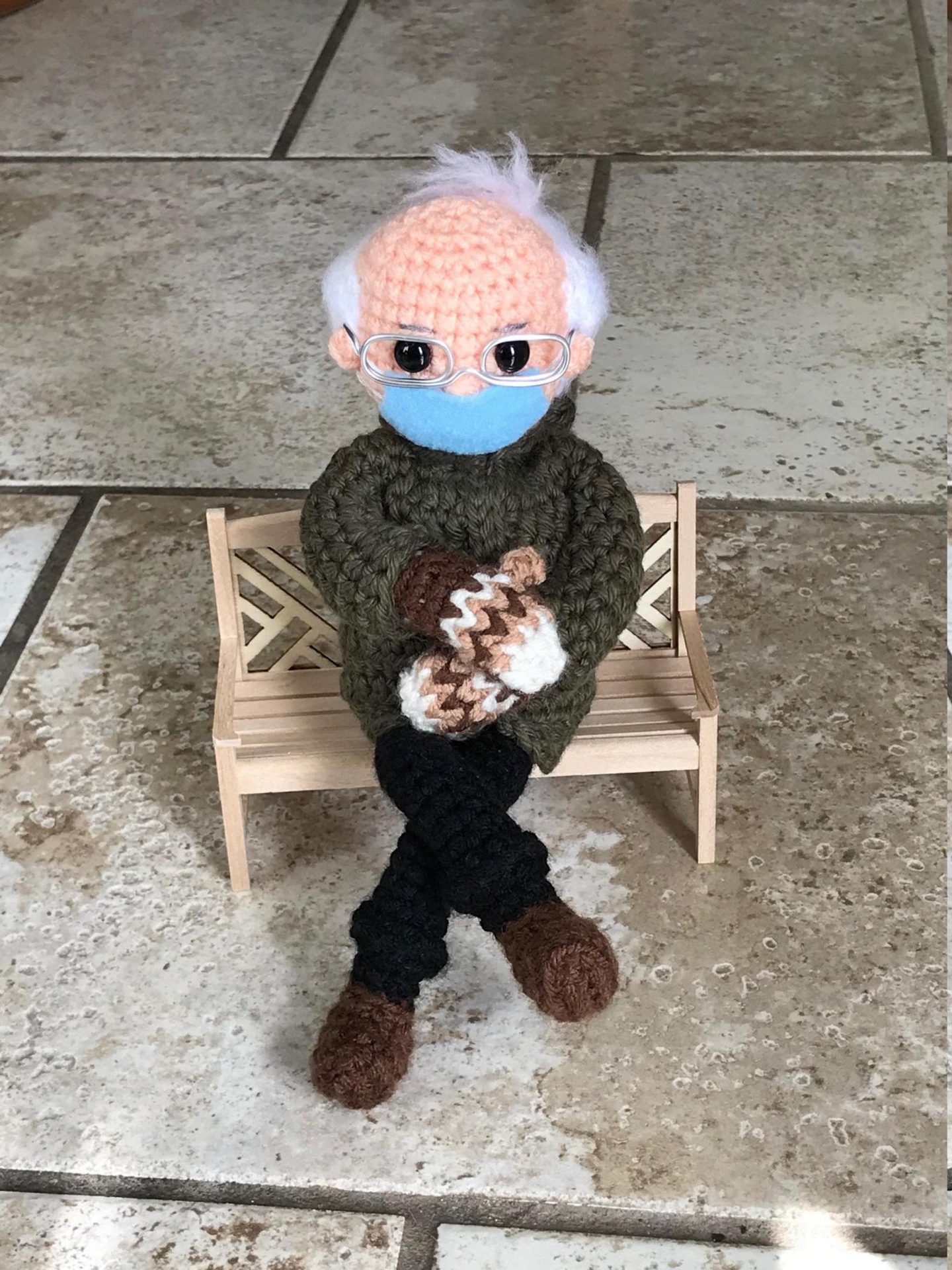 Tobey Time Crochet : cette passionnée de crochet crée une adorable peluche Bernie Sanders