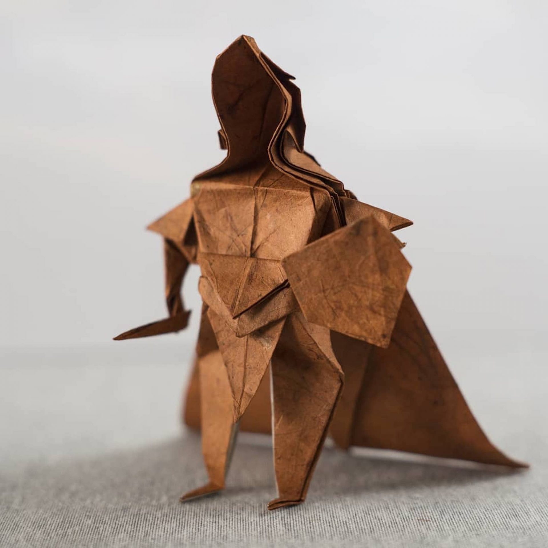 L'artiste Juho Könkkölä crée des origamis incroyables avec des feuilles d'un mètre de diamètre