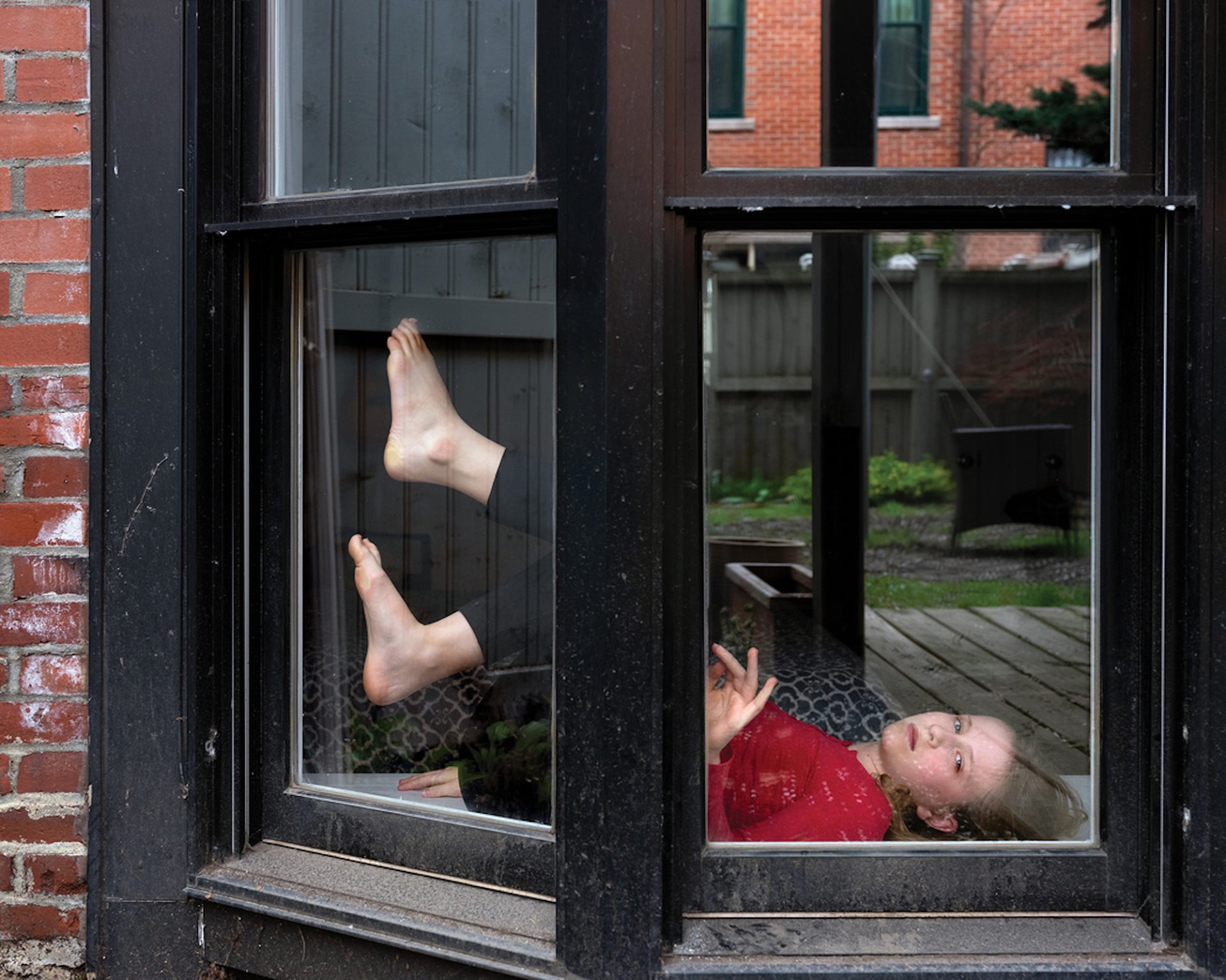 Across Windows : cette photographe adapte ses portraits à la pandémie